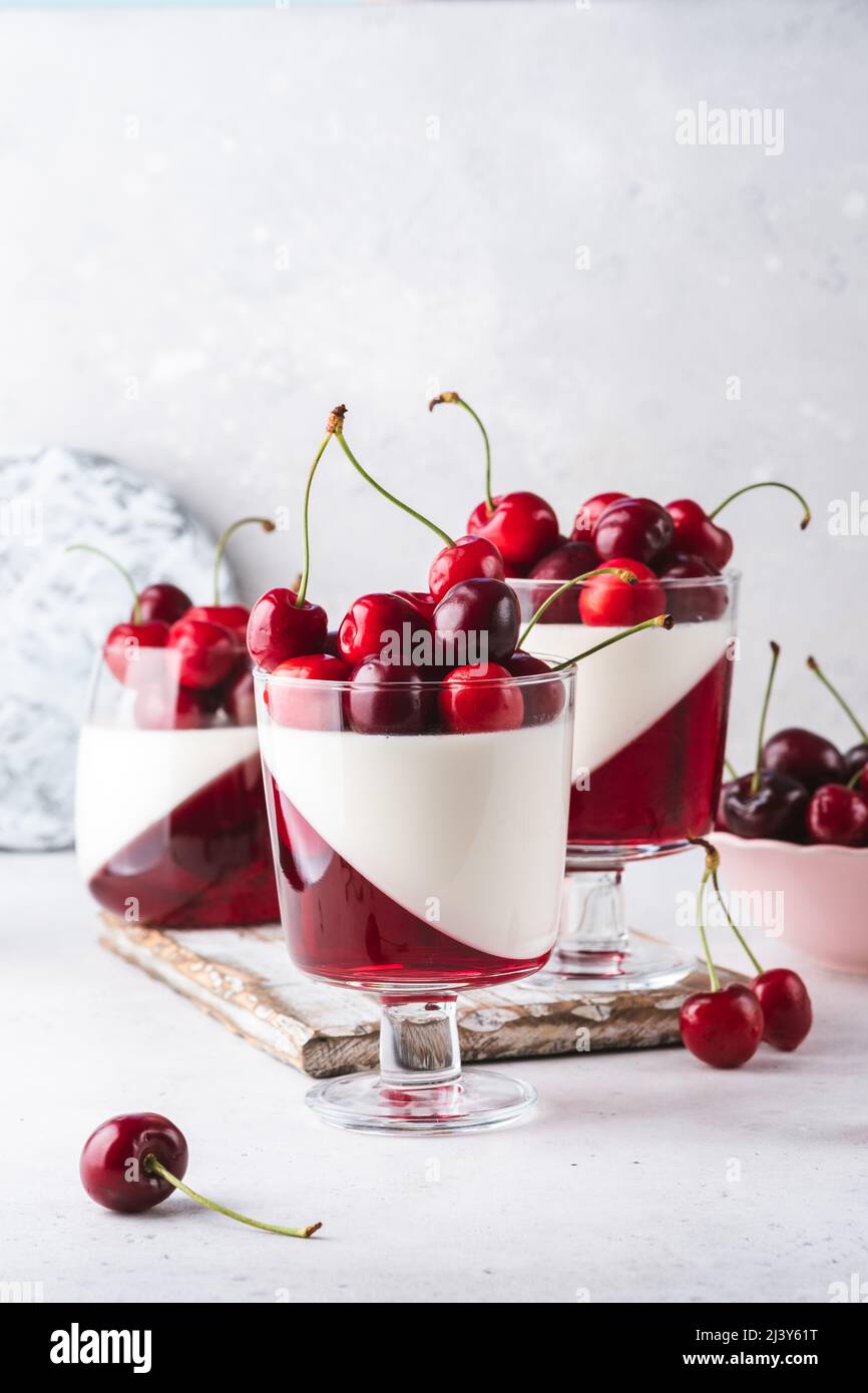 panna Cotta mit Kirschgelee Stockfoto