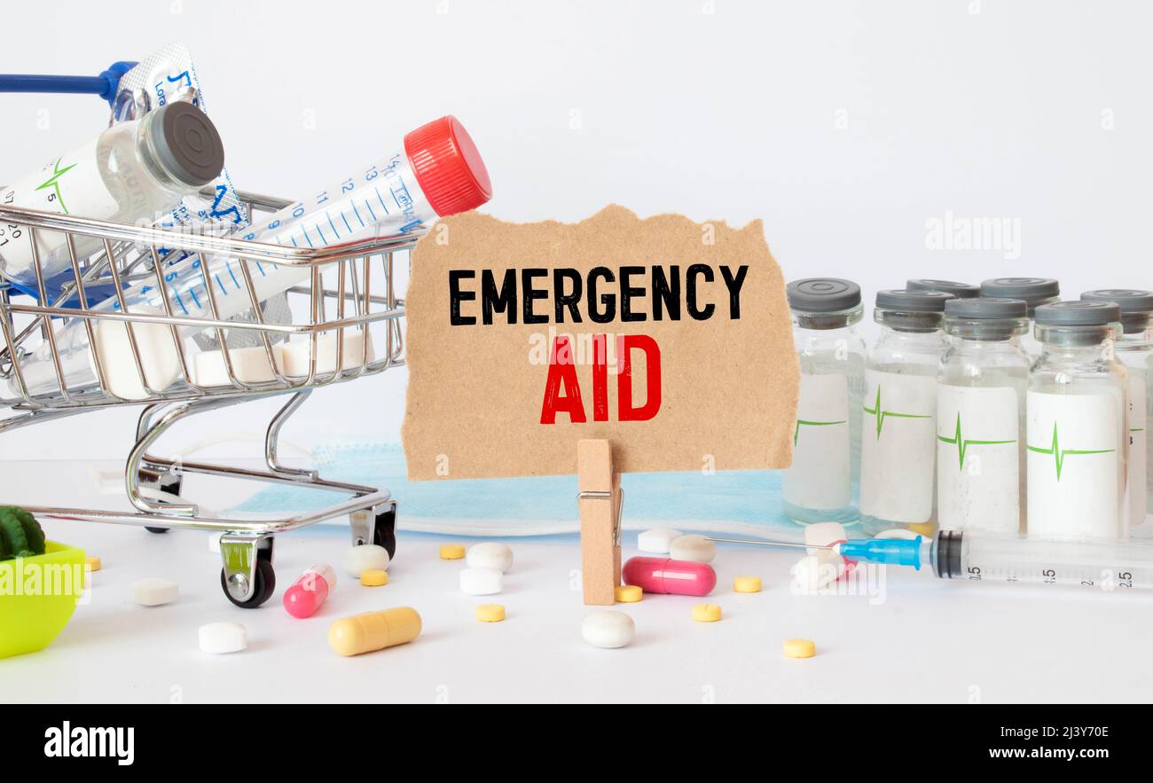 Nahaufnahme eines erste-Hilfe-Handbuchs mit schwarzer Brille auf der Oberseite. Was ist in einem Notfall-Unfall-Szenario zu tun? Stockfoto