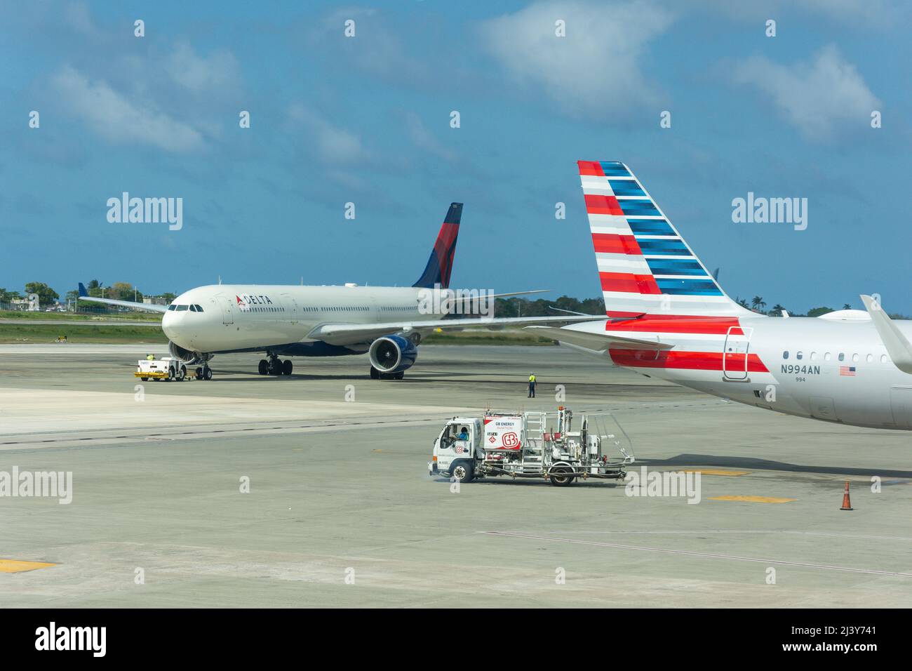American und Delta Airlines am Sangster International Airport, Montego Bay, St James Parish, Jamaica, Greater Antilles, Karibik Stockfoto
