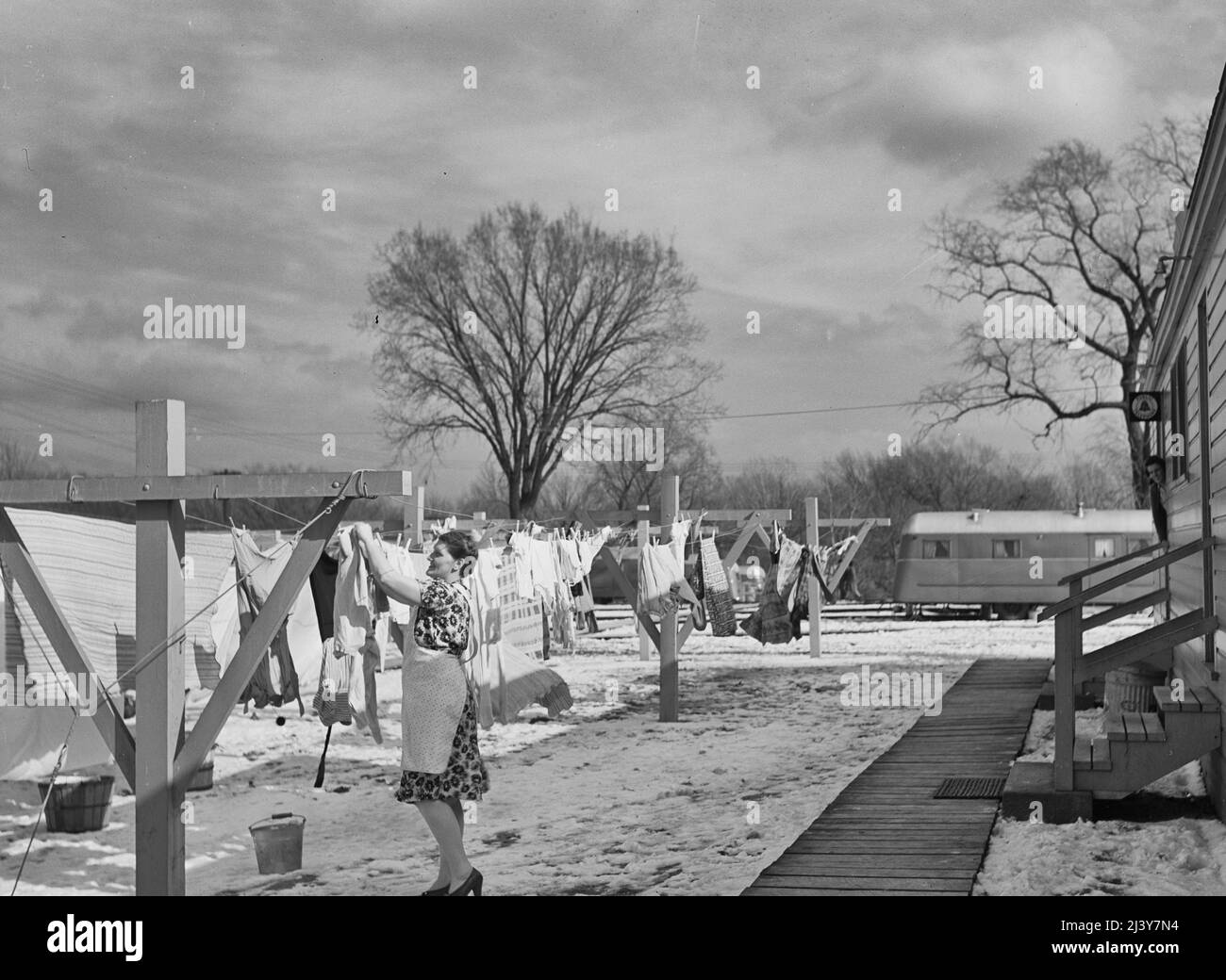 Burlington, Iowa. Acres Einheit, FSA (Farm Security Administration) Anhänger Camp. Aufhängen von Kleidung vor dem Versorgungsgebäude für Arbeiter in der Burlington-Ordnanzfabrik, Februar 1942 Stockfoto