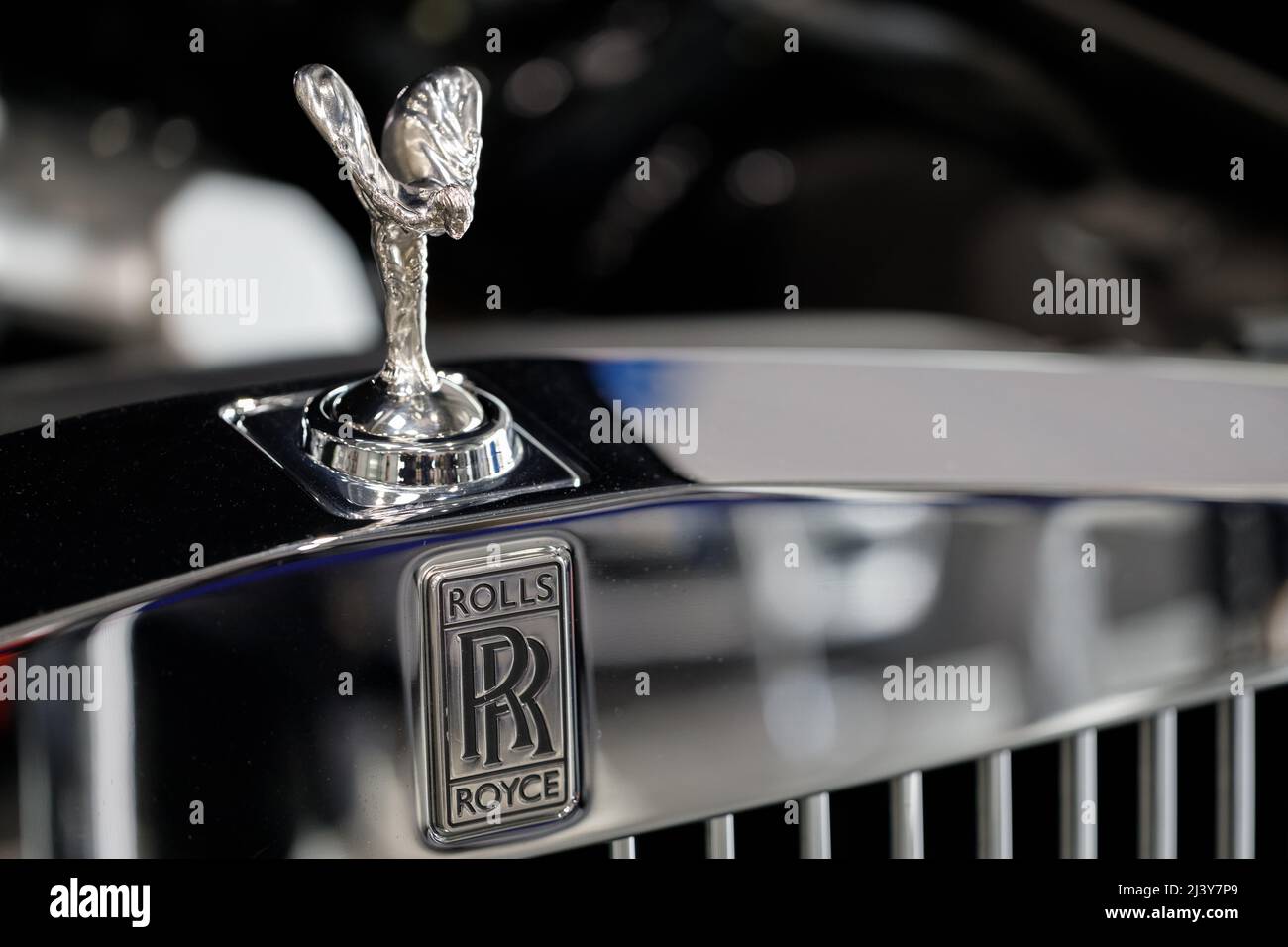 Polen, Poznan - 08. April 2022: Nahauffangzeichen des Rolls Royce-Logos auf dem Auto Haubenornament auf einem Oldtimer von Rolls Royce. Rolls-Royce ist ein britischer Luxus-C Stockfoto