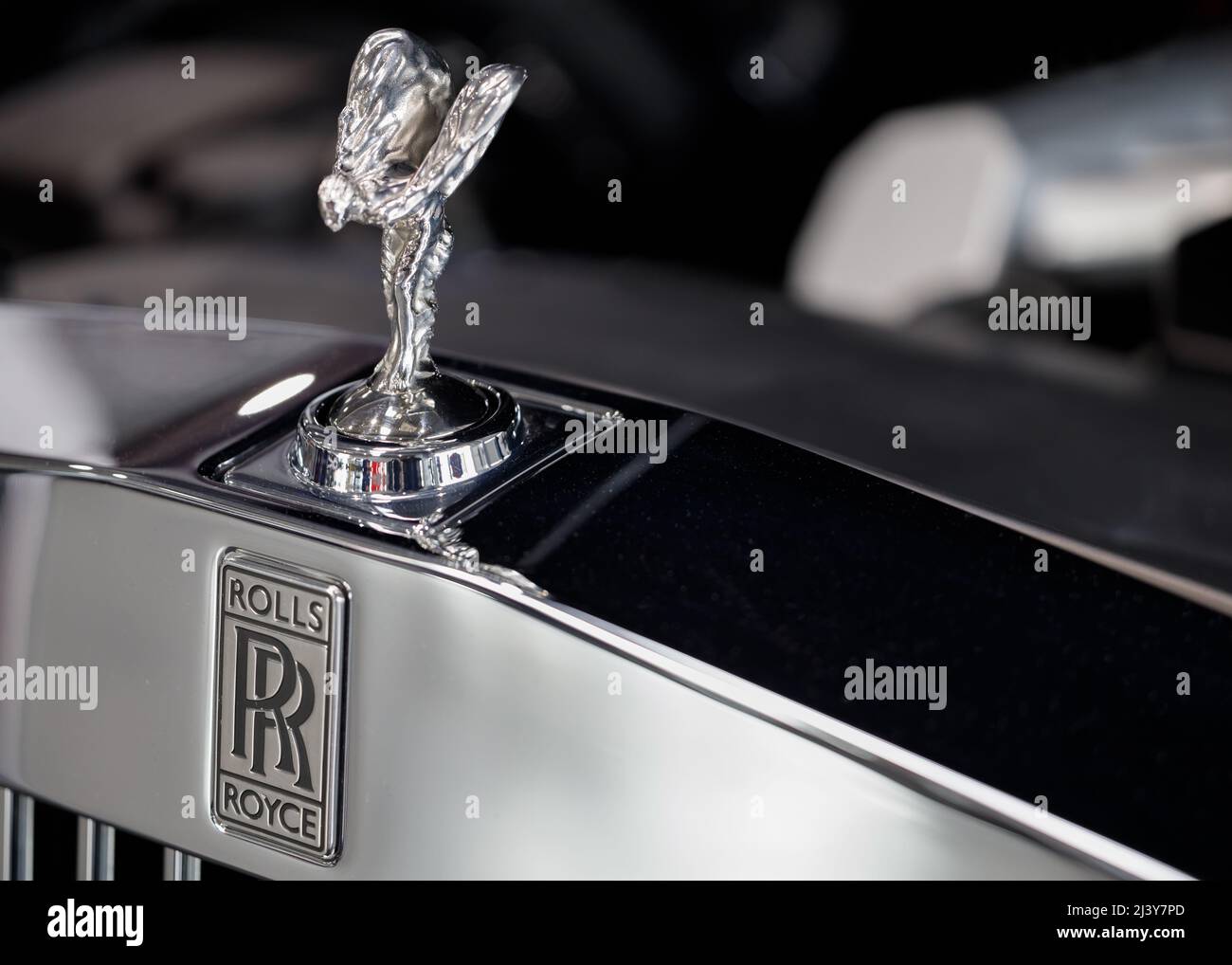 Polen, Poznan - 08. April 2022: Rolls Royce Kultabzeichen, Logo aus der Nähe. Rolls-Royce ist ein britisches Luxusauto. Stockfoto