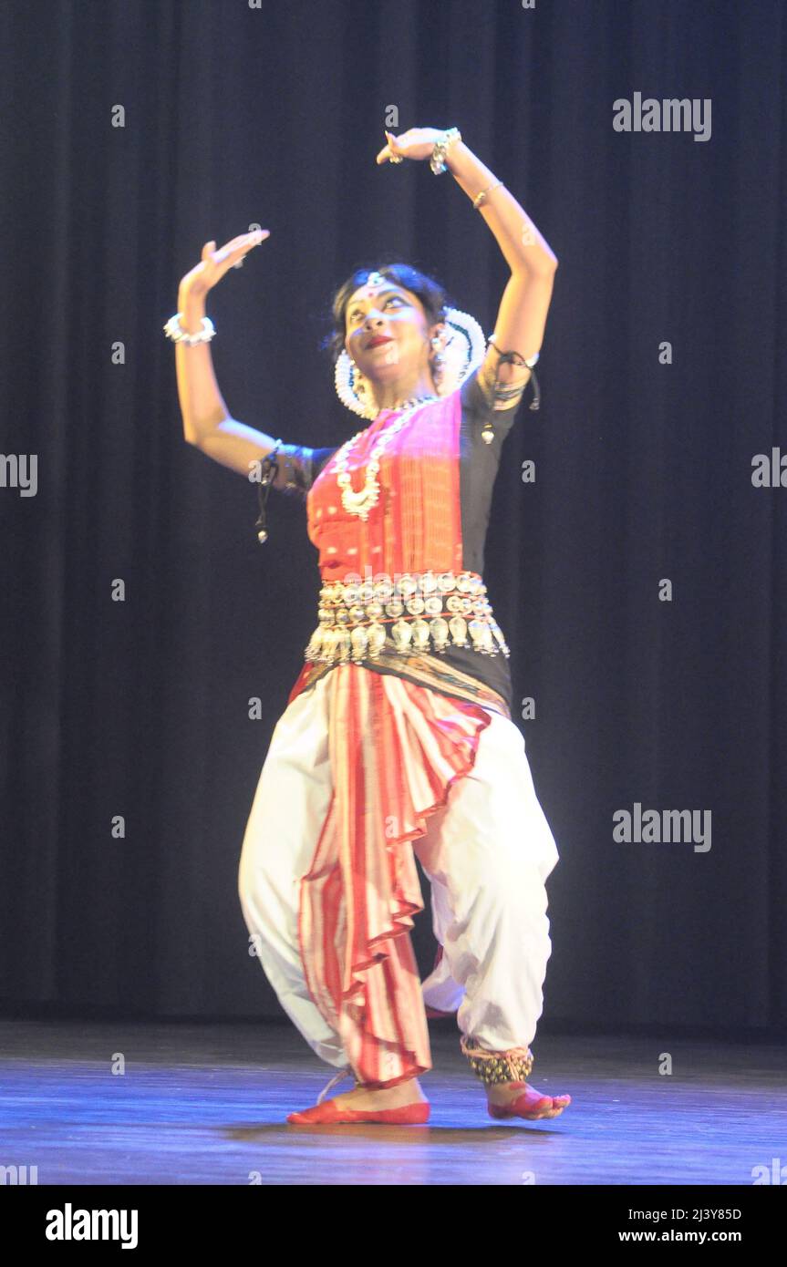 10. April 2022, Kalkutta, Westbengalen, Indien: The Dance Recital Yugmadanda Pallavi Guru Bramha war eine Anrufung des trinity god und wurde von Rajib Bhattacharyya und seinem gesamten Team von einer Gruppe von Tänzern aufgeführt. (Bild: © Anubrata Mondal/Pacific Press via ZUMA Press Wire) Stockfoto