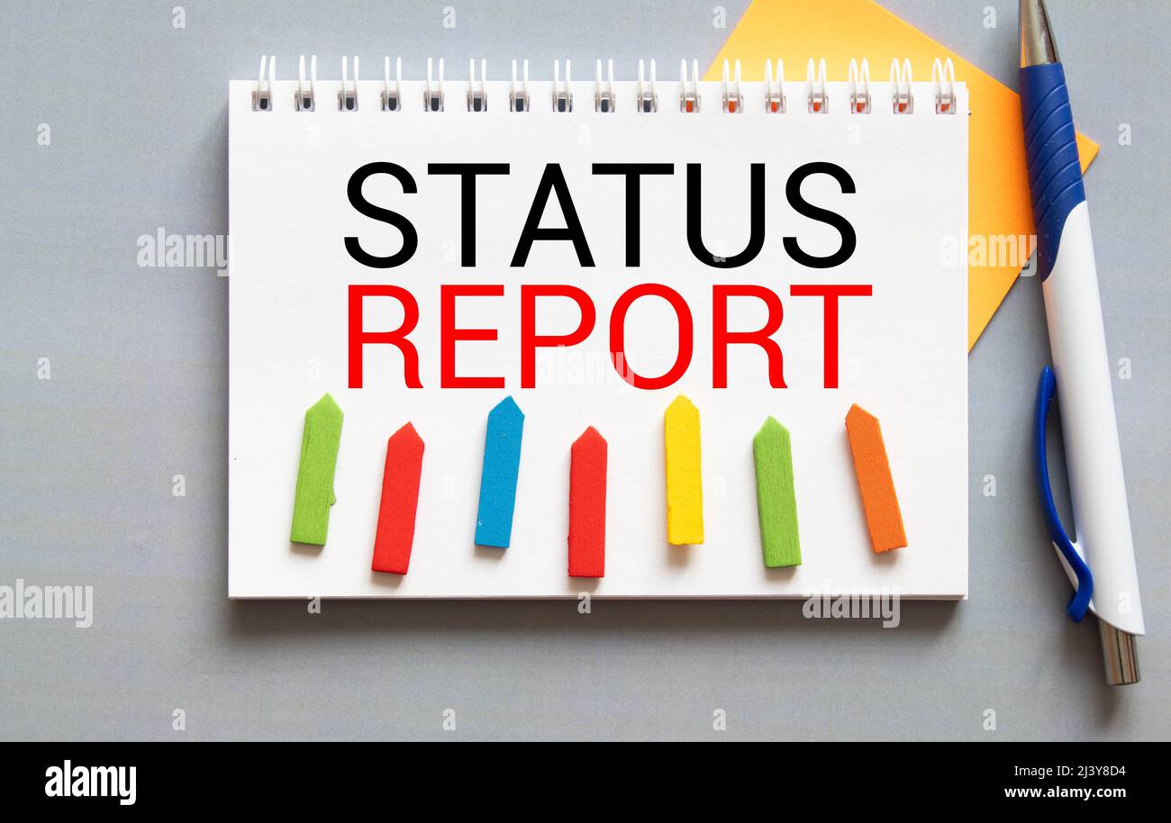 Text Zeichen angezeigt. Konzeptionelle Foto Update Übersicht der Situationen wie einer Zeit Notebook Stück Papier Tastatur Inspiration Ideen Stockfoto