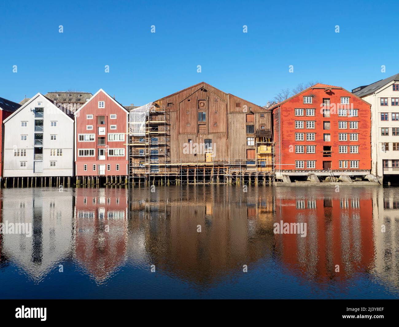 Traditionelle Häuser am Fluss Nidelva in Trondheim, Norwegen Stockfoto