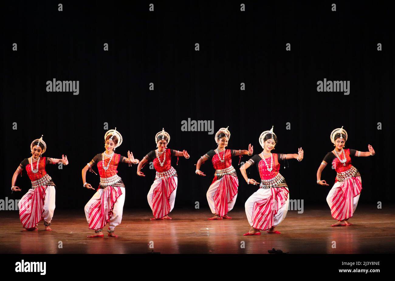 10. April 2022, Kalkutta, Westbengalen, Indien: The Dance Recital Yugmadanda Pallavi Guru Bramha war eine Anrufung des trinity god und wurde von Rajib Bhattacharyya und seinem gesamten Team von einer Gruppe von Tänzern aufgeführt. (Bild: © Anubrata Mondal/Pacific Press via ZUMA Press Wire) Stockfoto