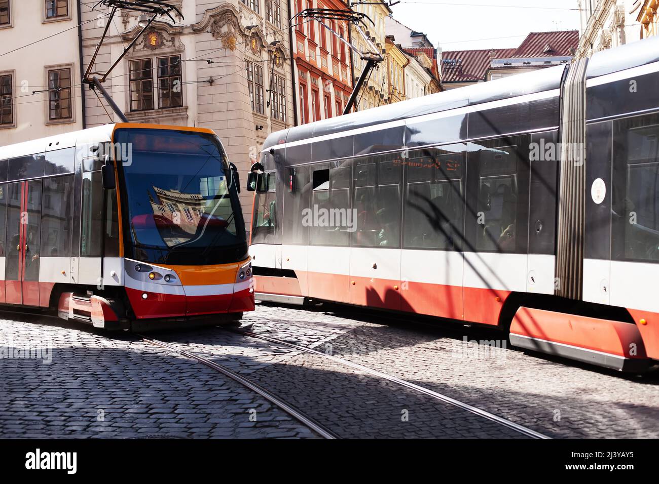 Moderne Straßenbahn in der Straße von Prag, Tschechisch. Stadtbahn