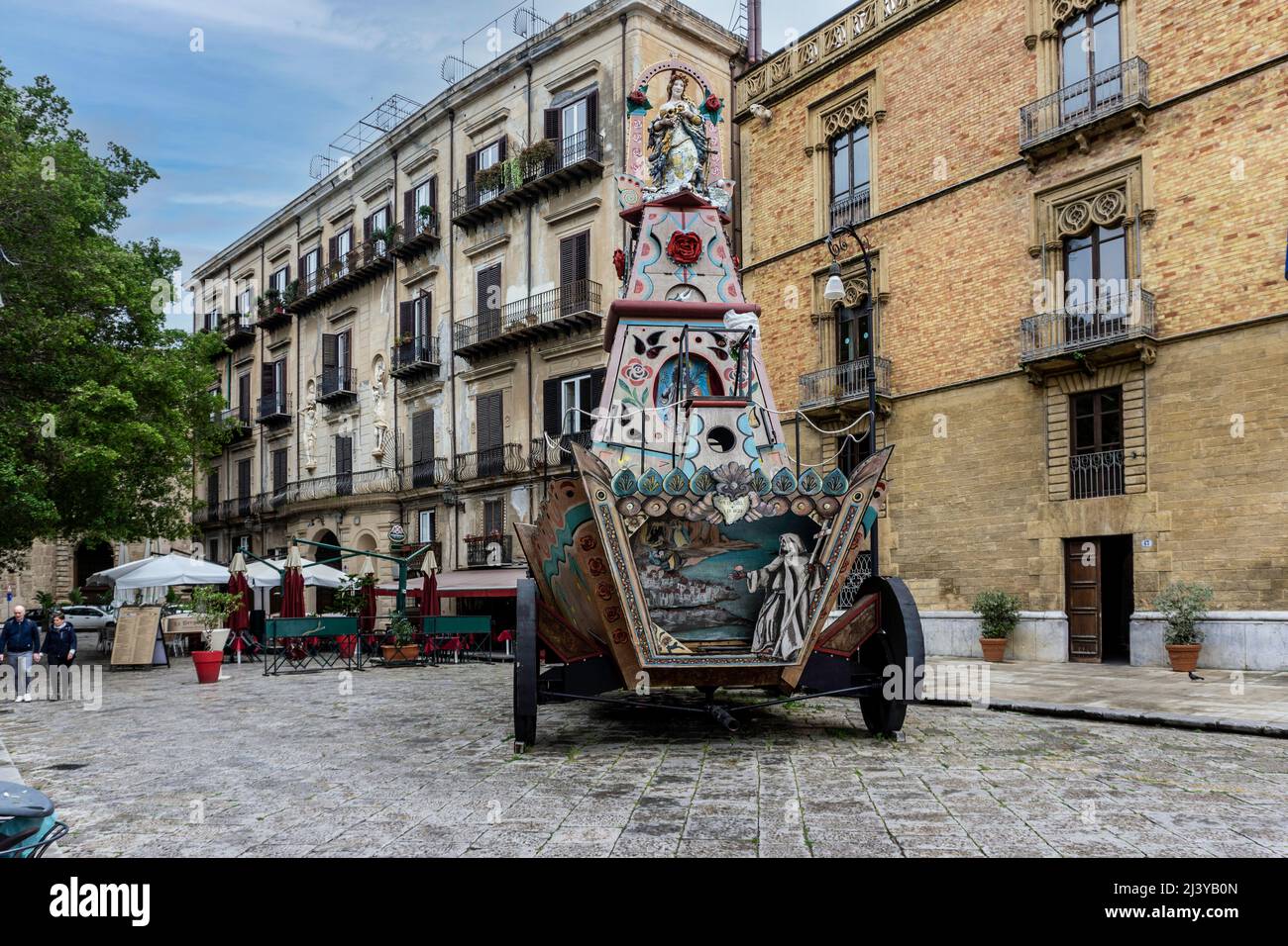 Ein Festwagen, der Santa Rosalia, dem schutzpatron von Palermo, Sizilien, Italien, gewidmet ist. Das Festino di Santa Rosalia findet jedes Jahr im Juli statt. Stockfoto