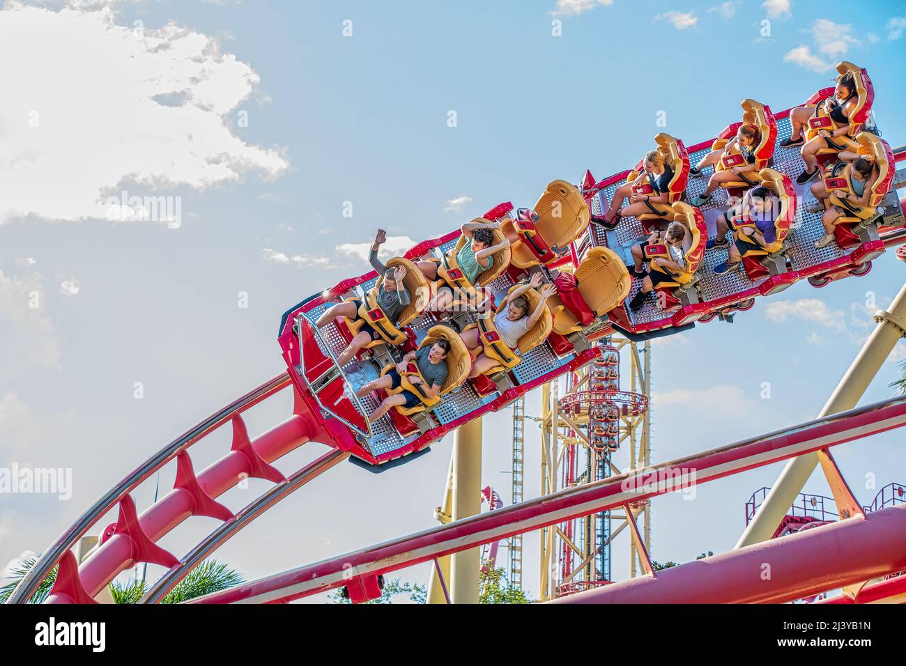 ORLANDO, USA - 07 2022. MÄRZ: Menschen auf der Rip Ride Rocket Achterbahn Stockfoto