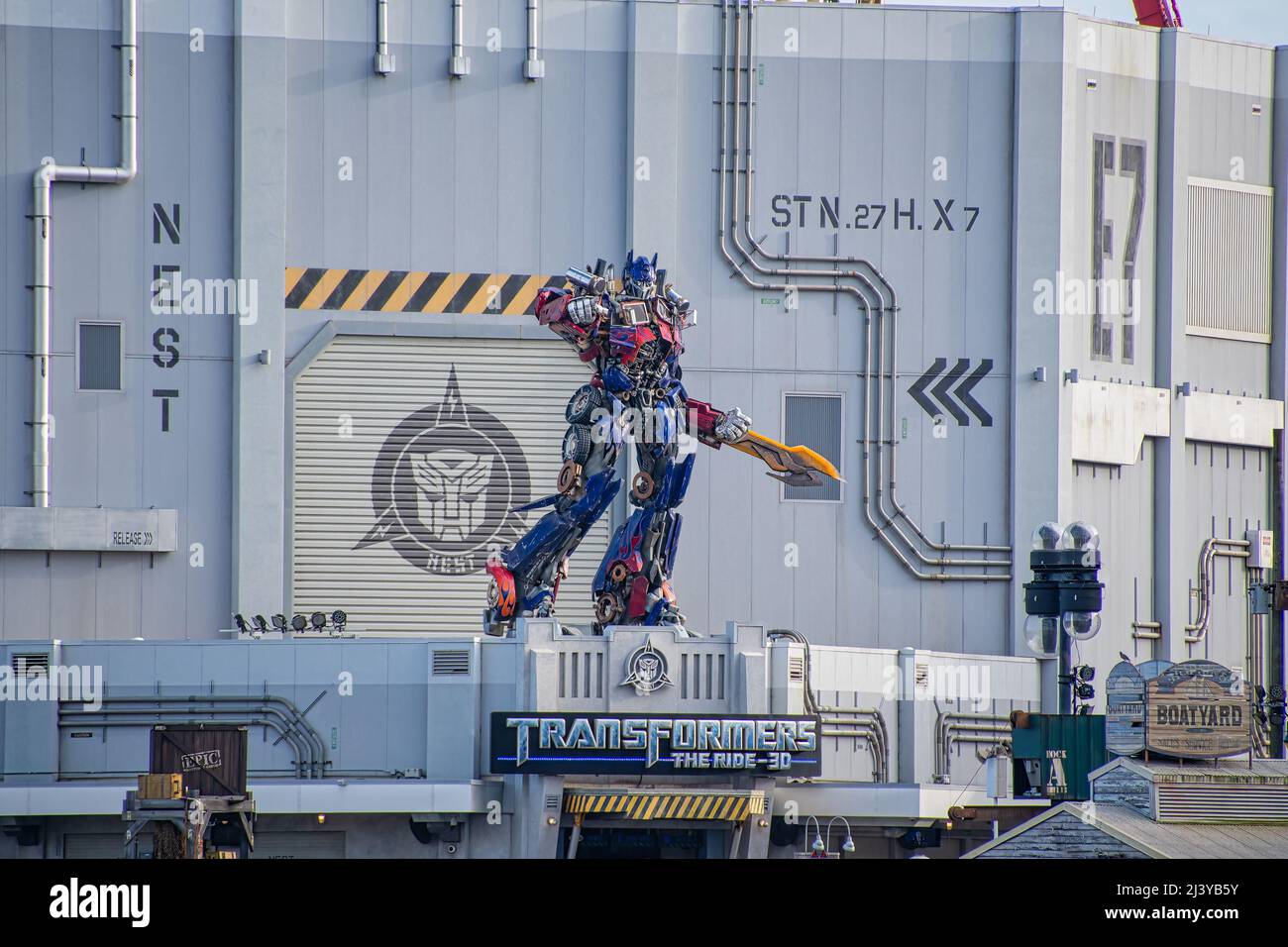 ORLANDO, USA - 07 2022. MÄRZ: Eintritt zur Transformers Ride in den Universal Studios Stockfoto