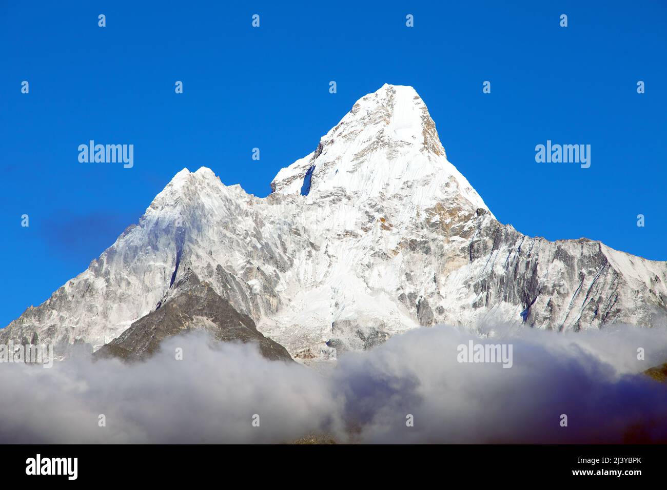 Mount Ama Dablam in Wolken und blauem Himmel, Weg zum Mt Everest Basislager, Khumbu Tal, Sagarmatha Nationalpark, Everest Gebiet, Nepal Himalaya Berg Stockfoto