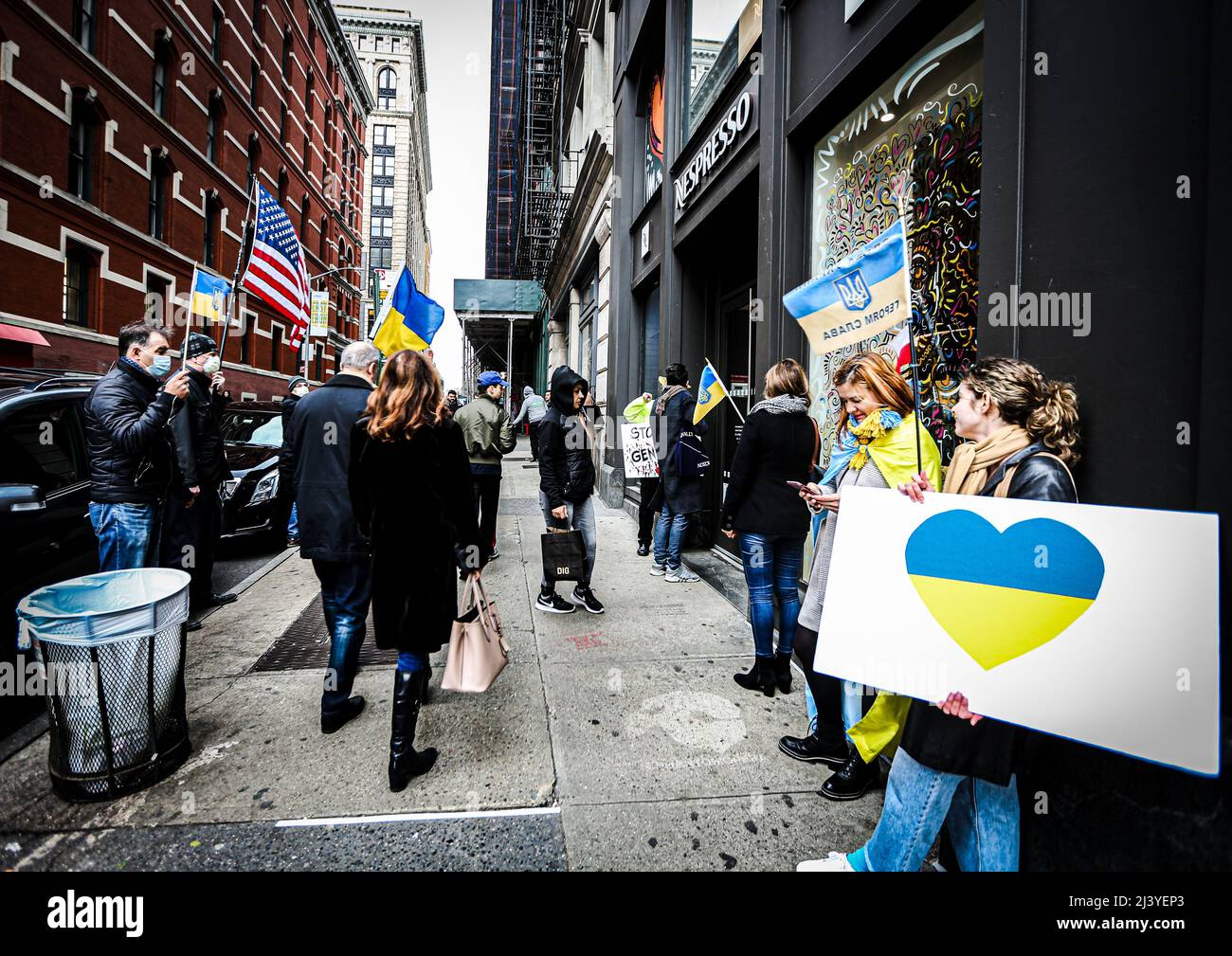 New York, New York, USA. 10. April 2022. Demonstranten versammelten sich  vor Nespresso in der Prince Street in SOHO Manhattan, um gegen den Krieg in  der Ukraine zu demonstrieren. Die Nestle-Gruppe, die