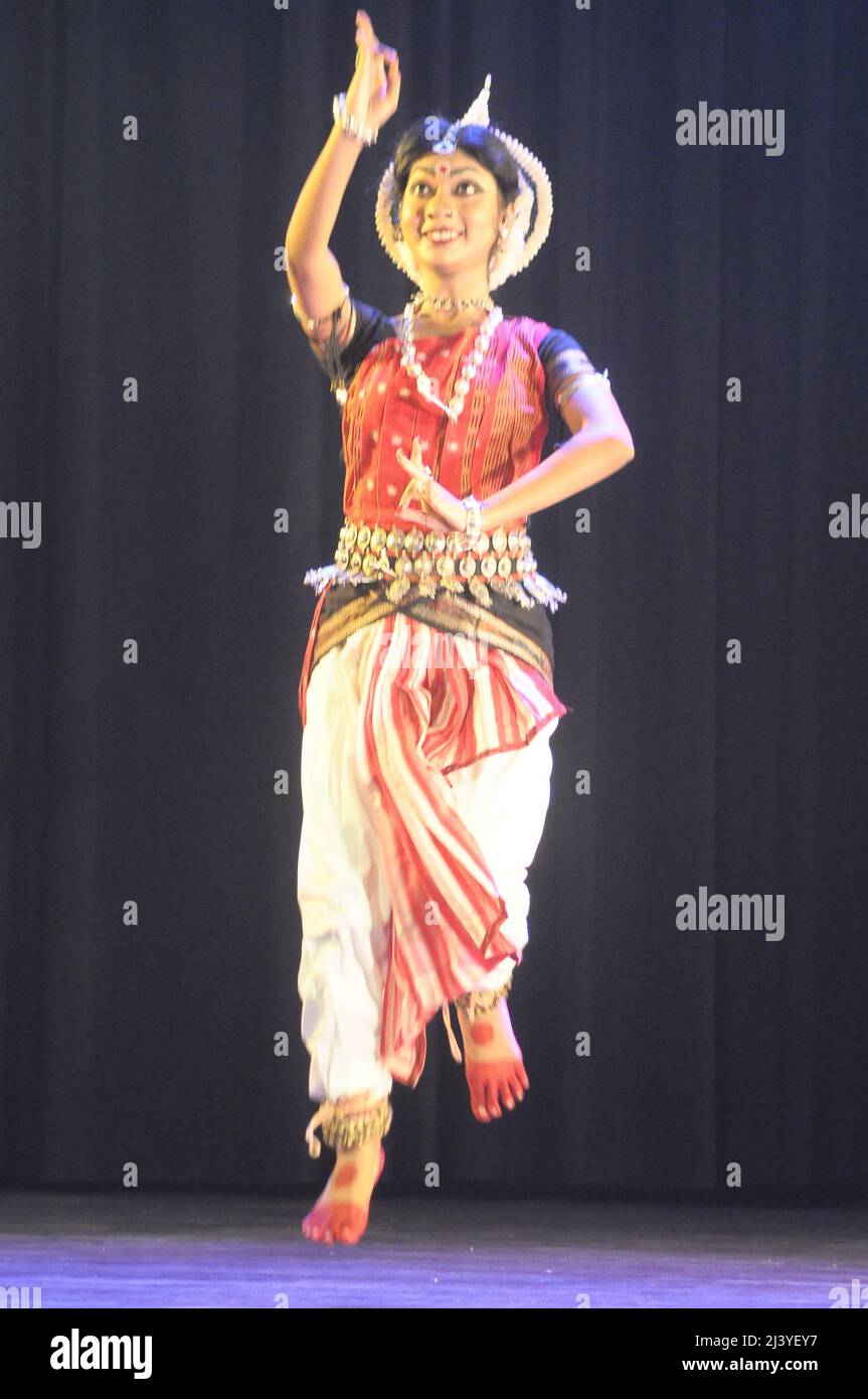 10. April 2022, Kalkutta, Westbengalen, Indien: The Dance Recital Yugmadanda Pallavi Guru Bramha war eine Anrufung des trinity god und wurde von Rajib Bhattacharyya und seinem gesamten Team von einer Gruppe von Tänzern aufgeführt. (Bild: © Anubrata Mondal/Pacific Press via ZUMA Press Wire) Stockfoto
