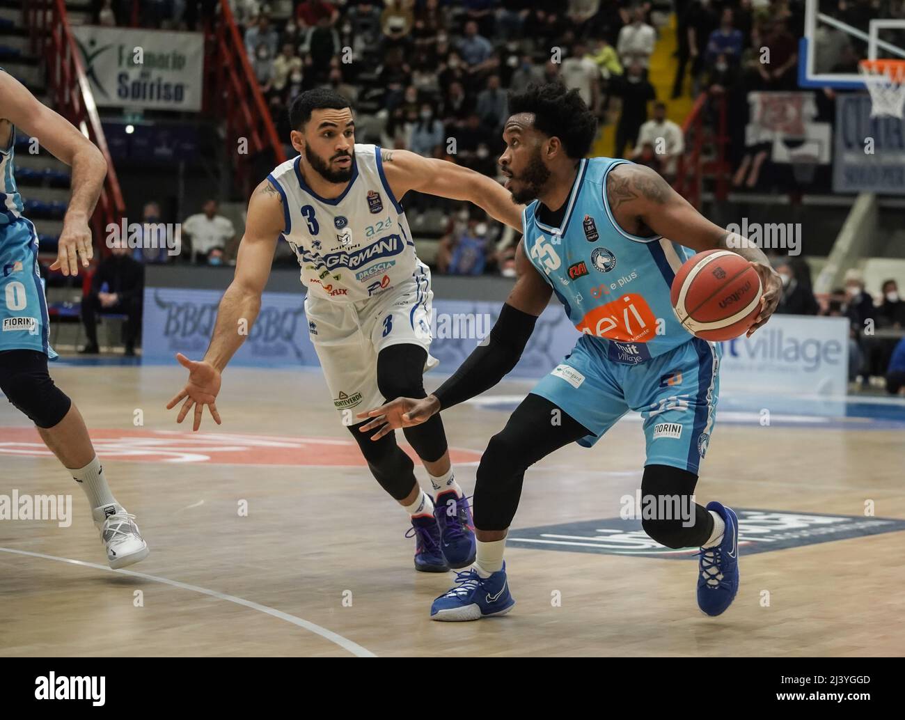 Neapel, Vampania, Italien. 9. April 2022. Zu viele Fehler bei Freiwürfen, Senk Gevi Napoli Basket, der mit Germani Brescia für 68-70 verliert.Ein sehr geringer Prozentsatz an Freiwürfen verurteilt Gevi Napoli Basket, gegen einen Germani Brescia zu schlagen, der sein Spiel gespielt hat. Außerdem nimmt Marini in den letzten 18 Sekunden nach dem Ende, auf der Punktzahl von 68-69 McDuffie den Sieg geschossen, der jedoch auf dem Eisen aufgedruckt ist, es zurück und steigt in den Korb, Aber leidet eine offensichtliche Foul, nicht von den Schiedsrichtern erkannt und erkennt nicht den Korb und trotz der eindringenden Anfragen von der Bank und aus Stockfoto