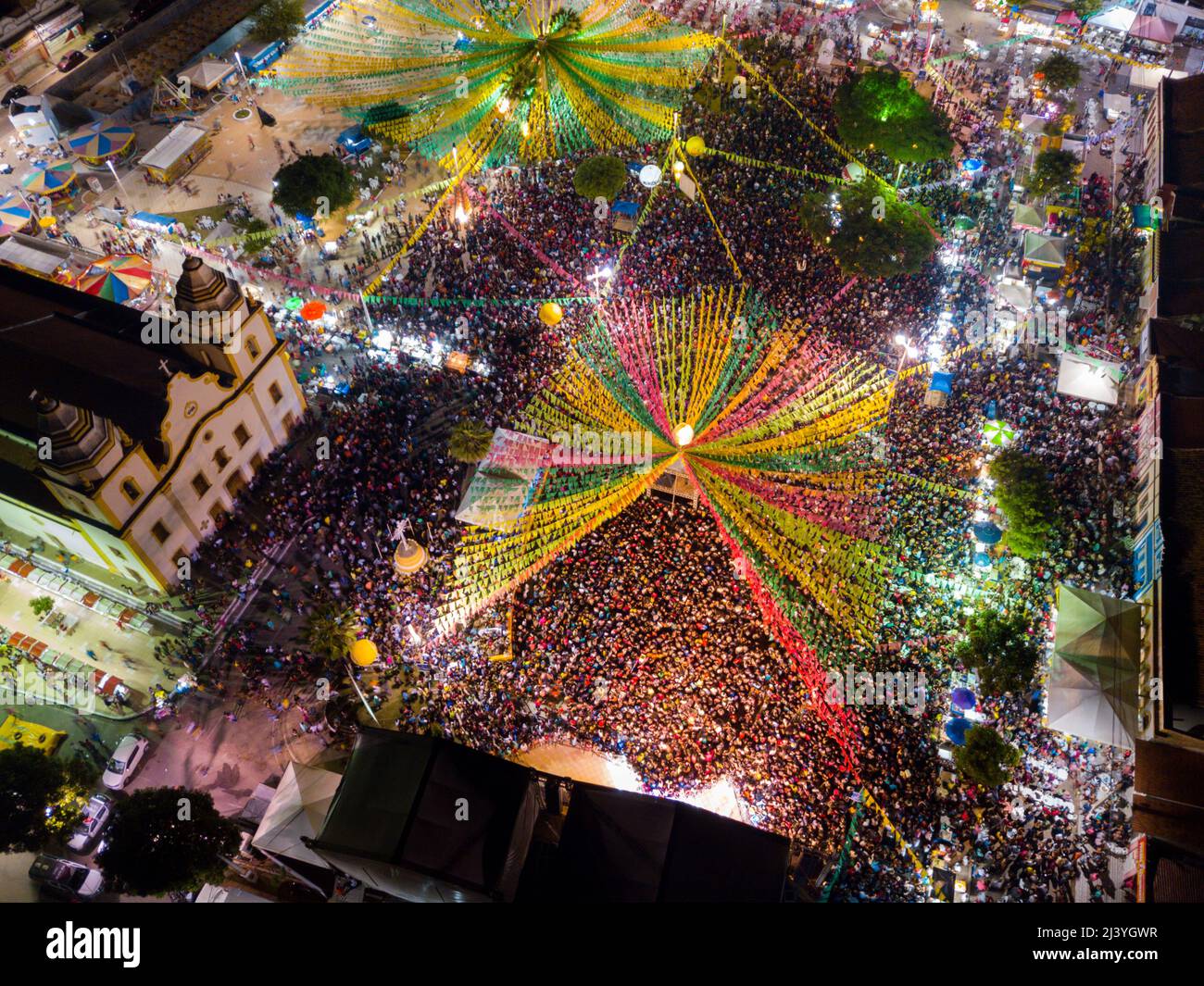 Luftaufnahme der Menge bei einer Musikshow während der Festas juninas in assu, rio grande do norte, brasilien Stockfoto