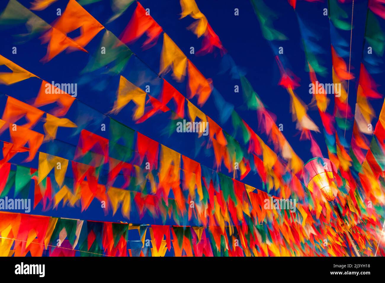 Bunte Flaggen und ein beleuchteter dekorativer Ballon für die São João Party, die im juni im Nordosten brasiliens stattfindet Stockfoto