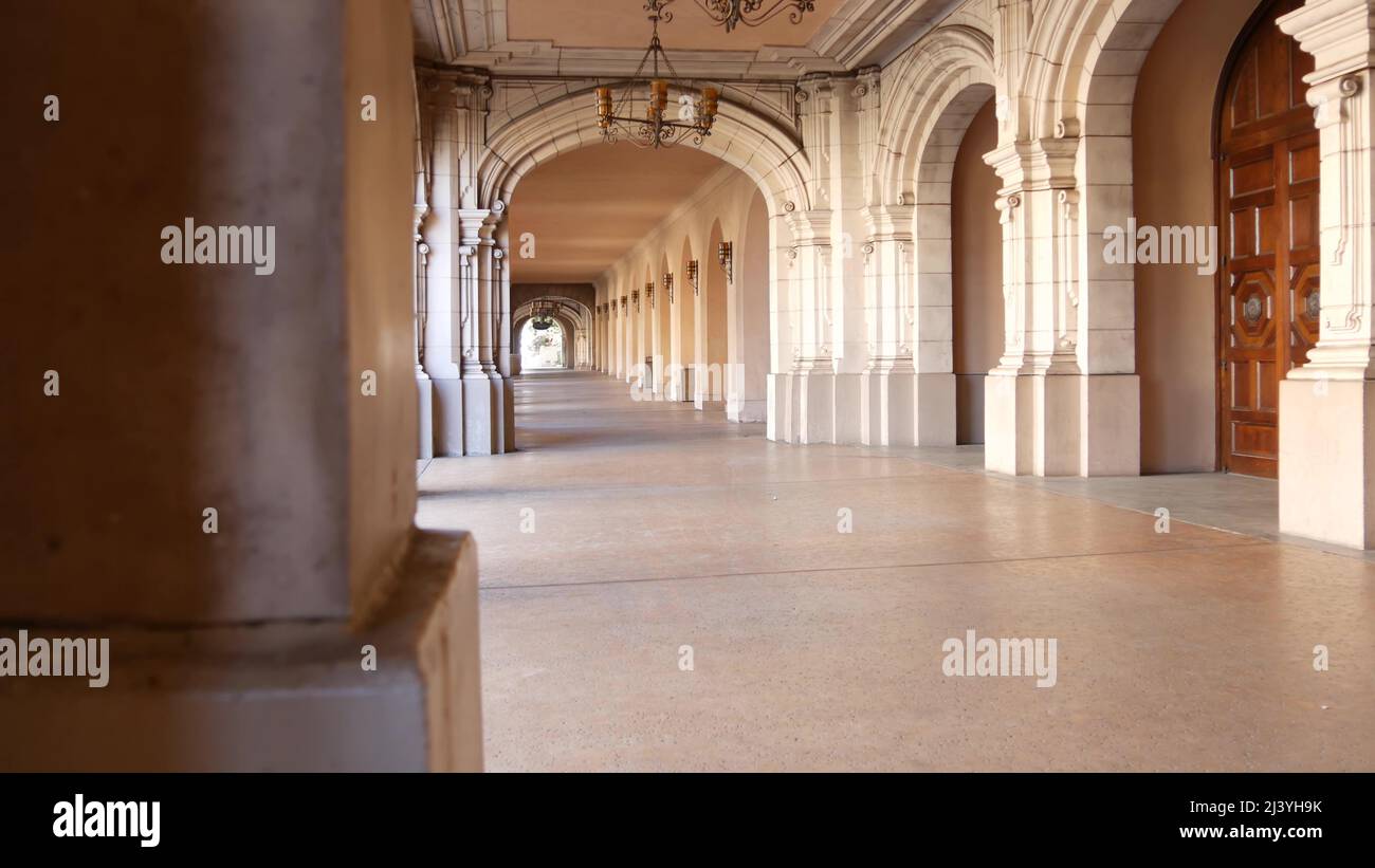 Spanische Kolonialarchitektur, Balboa Park, San Diego, Kalifornien, USA. Historisches Gebäude, klassischer Barock- oder Rokoko-Romantik-Stil. Bögen und Säulen von Casa, Torbogen, Gewölbe, Arkade oder Durchgang Stockfoto