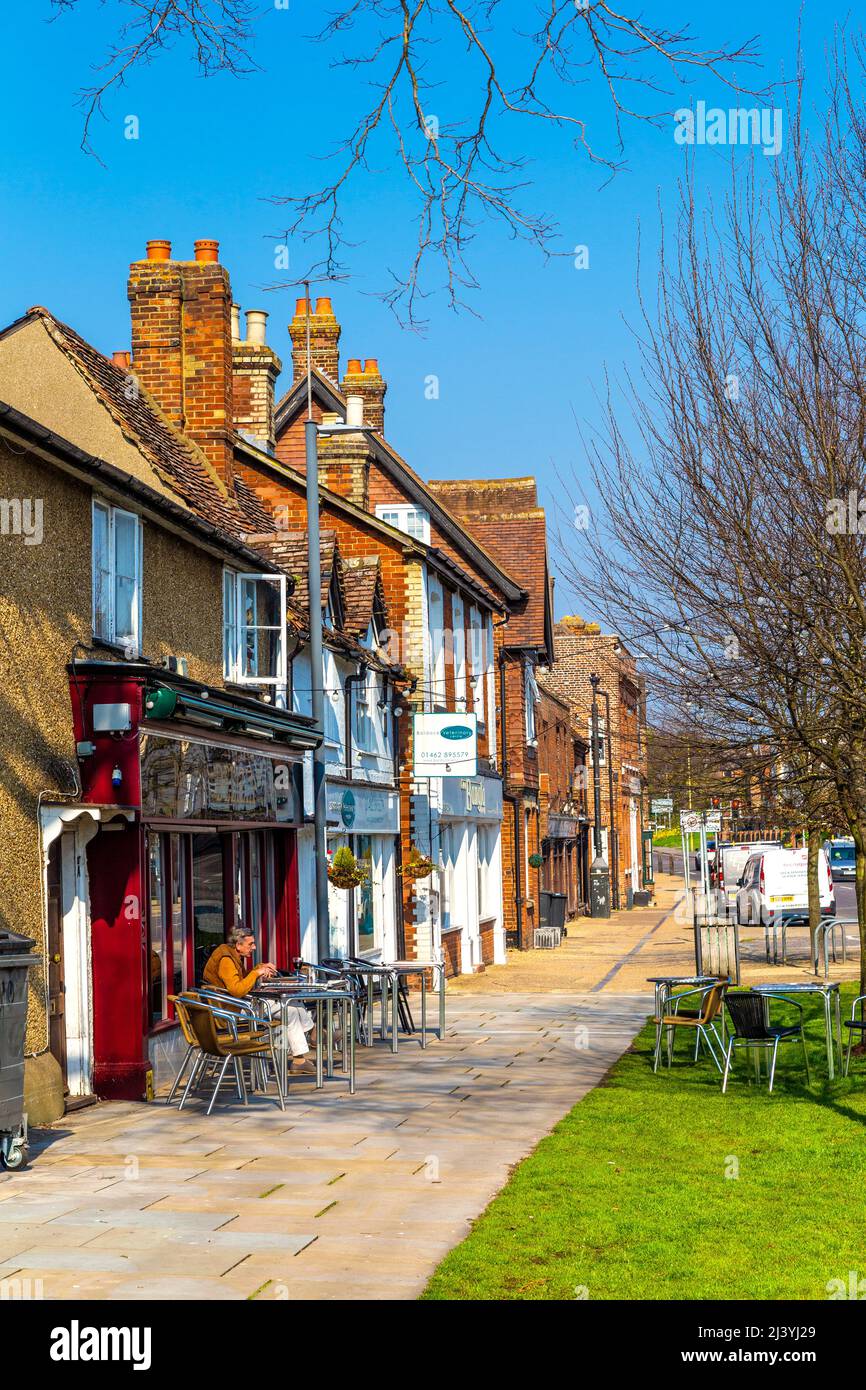 Restaurants und Geschäfte entlang der Whitehorse Street in der historischen Marktstadt Baldock, Hertfordshire, Großbritannien Stockfoto