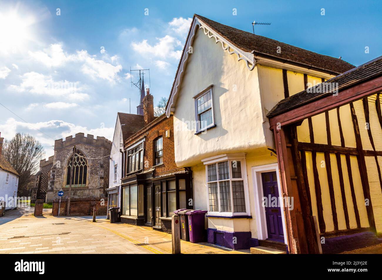 Historische Gebäude auf der Sun Street mit der St. Mary's Parish Church im Hintergrund, Baldock, Hertfordshire, Großbritannien Stockfoto