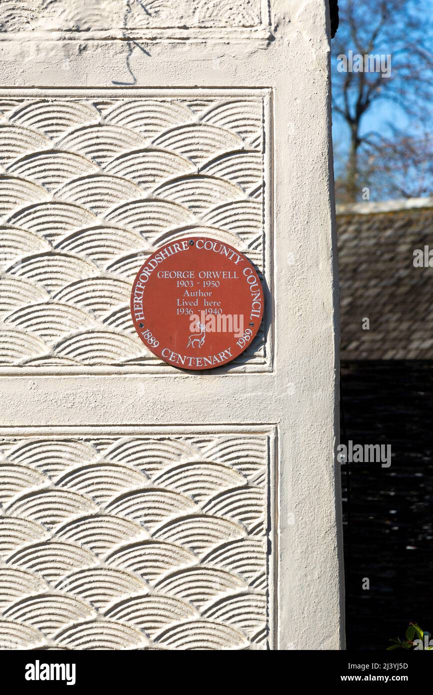 Rote Gedenktafel an einem Haus, in dem George Orwell 1936-1940 im Dorf Wallington in der Nähe von Baldock, Hertfordshire, Großbritannien, lebte Stockfoto Rote Gedenktafel an einem Haus, in dem George Orwell 1936-1940 im Dorf Wallington in der Nähe von Baldock, Hertfordshire, Großbritannien, lebte Stockfoto