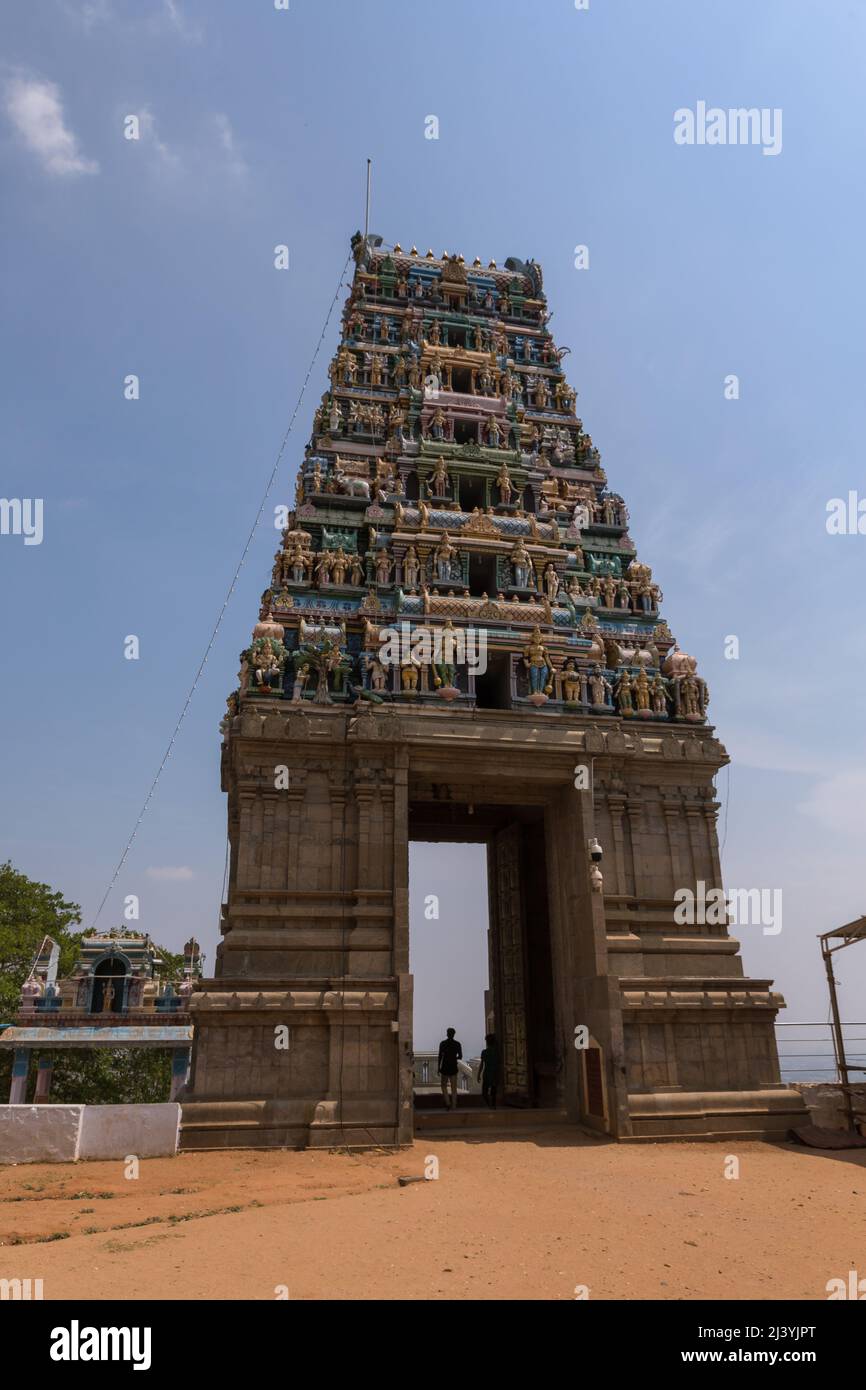 Gopuram (Entrance Tower) am Eingang des Marudhamalai-Tempels, einem südindischen Tempel aus dem 12.. Jahrhundert, Coimbatore, Tamil Nadu, Indien Stockfoto