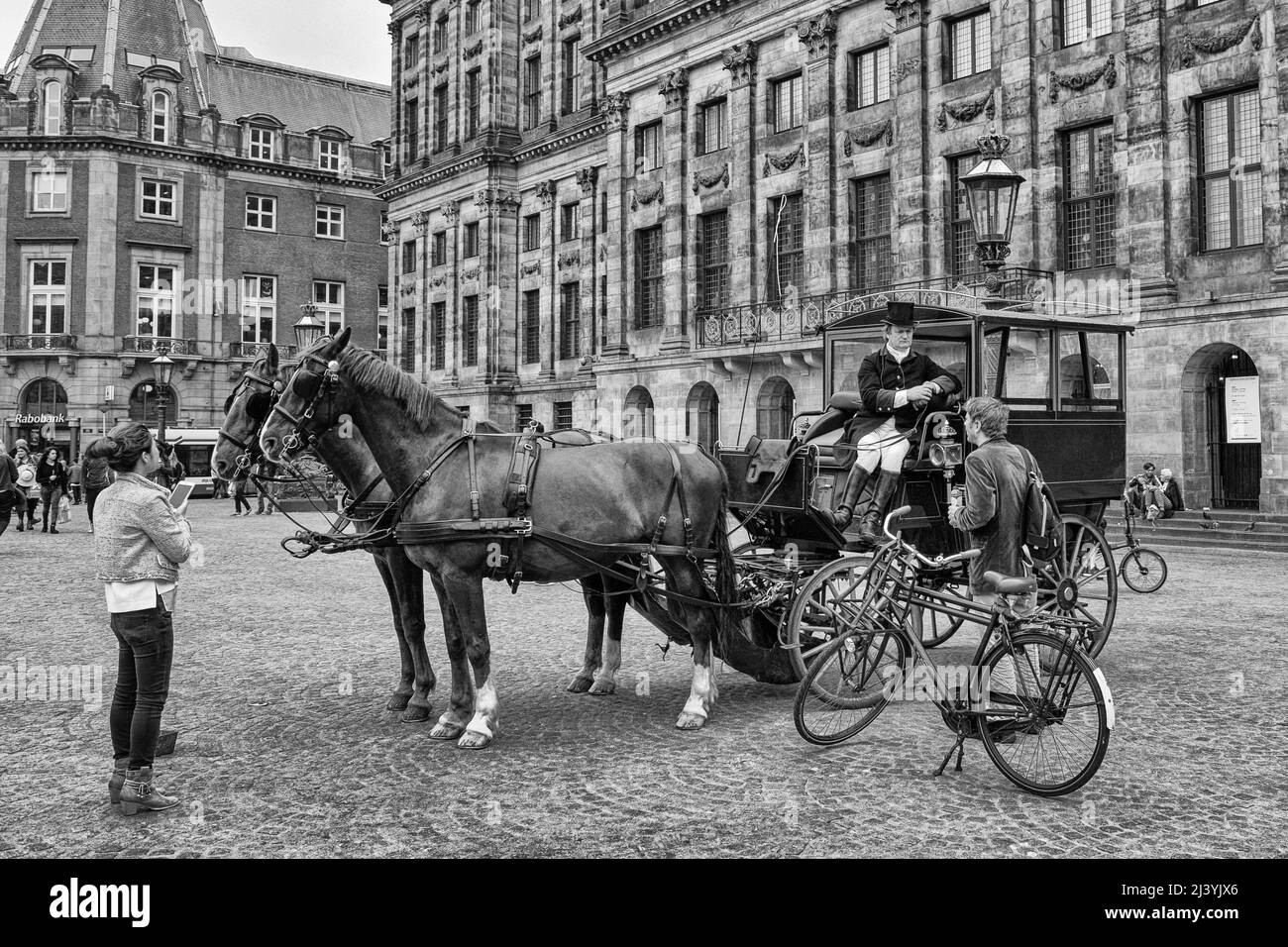 Amsterdam, Niederlande, 02. Juni 2016. Alte Kutsche auf dem zentralen Platz von Amsterdam vor dem königlichen Palast Stockfoto