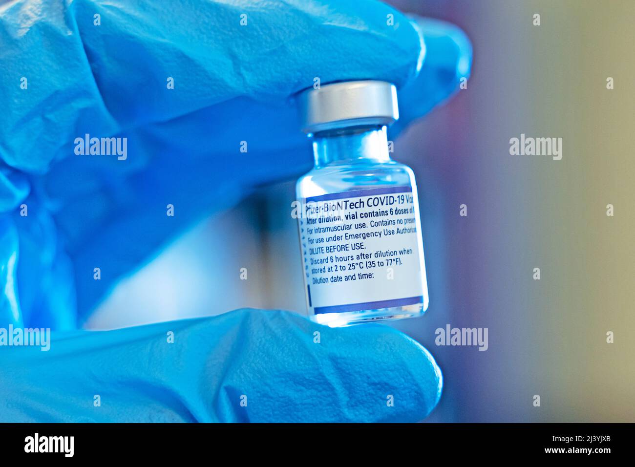 Pfizer-Impfstofffläschchen Stockfoto