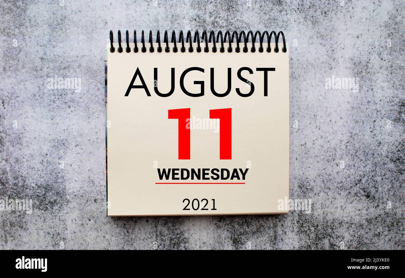 August 11.. Tag 11 des Monats, Farbaufkleber Kalender auf Tafel. Sommerzeit. Leerer Raum für Text Stockfoto