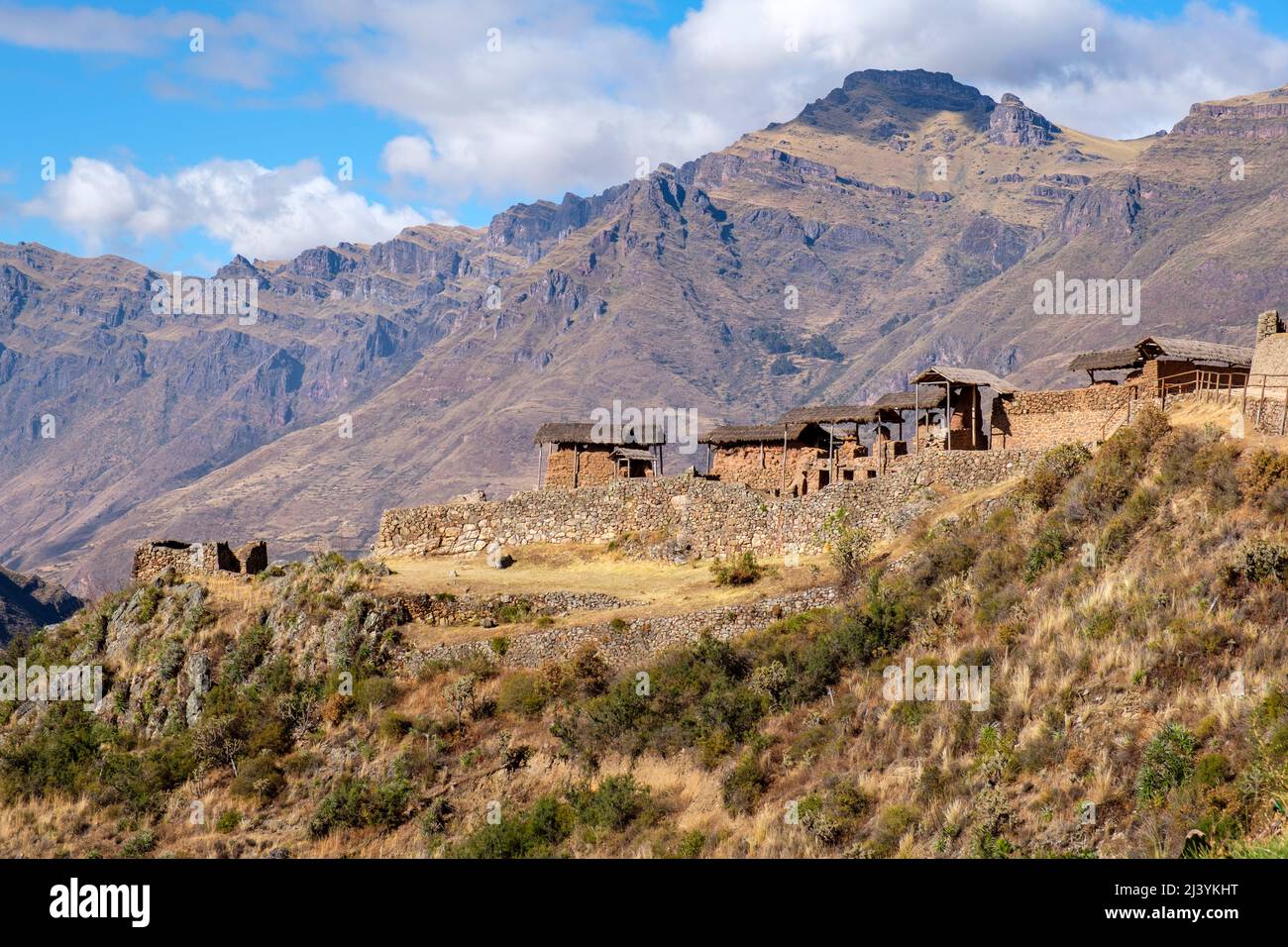 Berge und Qantas Raqay Sektor von Pisac Inca alten Ruinen, Stadt Pisac, Heilige Tal, Peru. Stockfoto