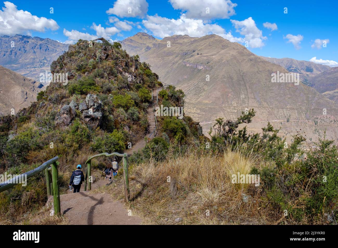 Andenlandschaft, Wanderweg zwischen Pisac Q'Allaqasa (Zitadelle) Sektor und Intihuatana Sektor der Pisac Inka Festung Ruinen, Peru Heiliges Tal. Stockfoto