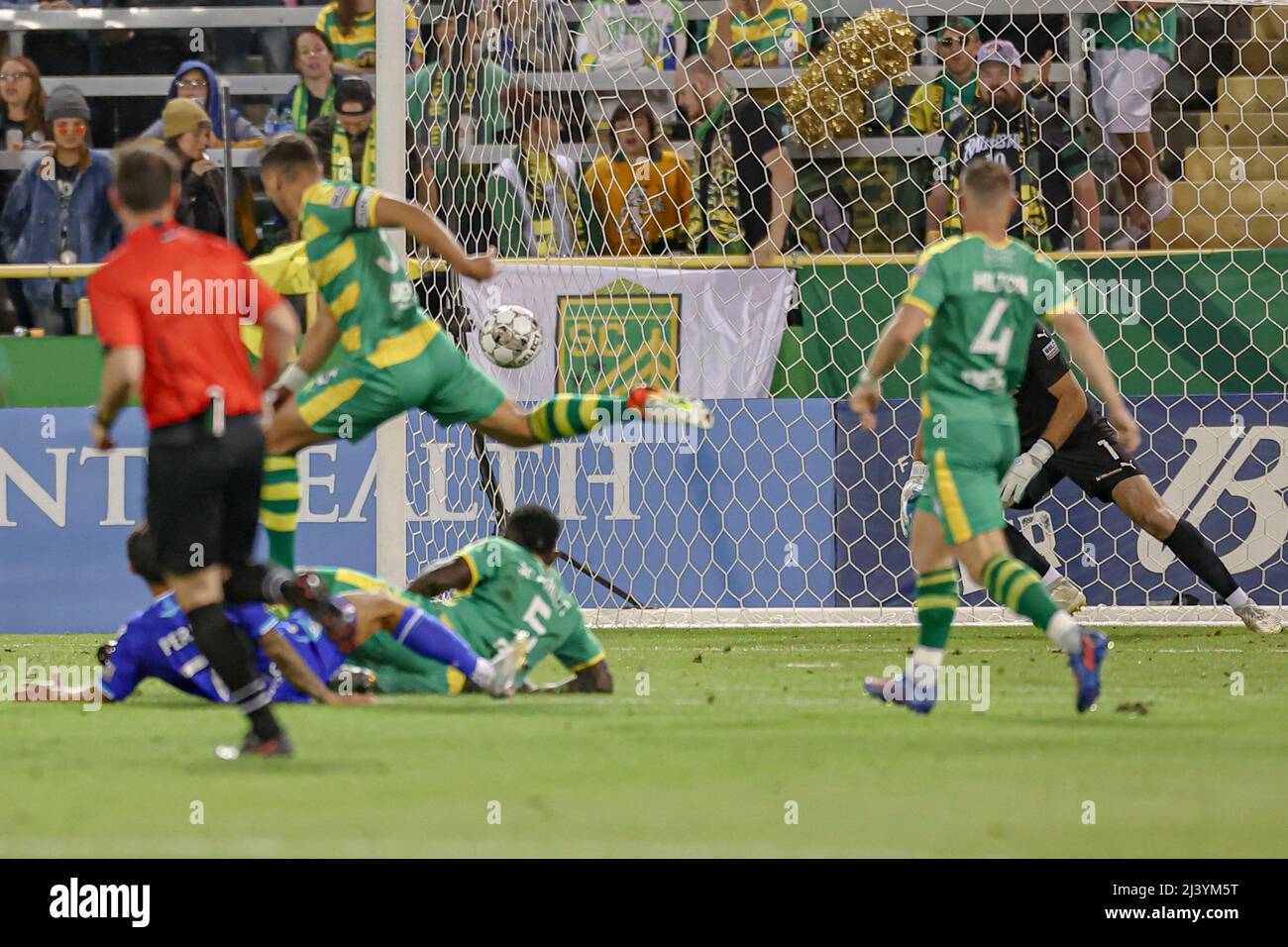 St. Petersburg, FL: Der FC Miami-Stürmer Pierre Da Silva (98) erzielt in der ersten Spielminute der USL während eines Fußballspiels das einzige Tor des Spiels Stockfoto