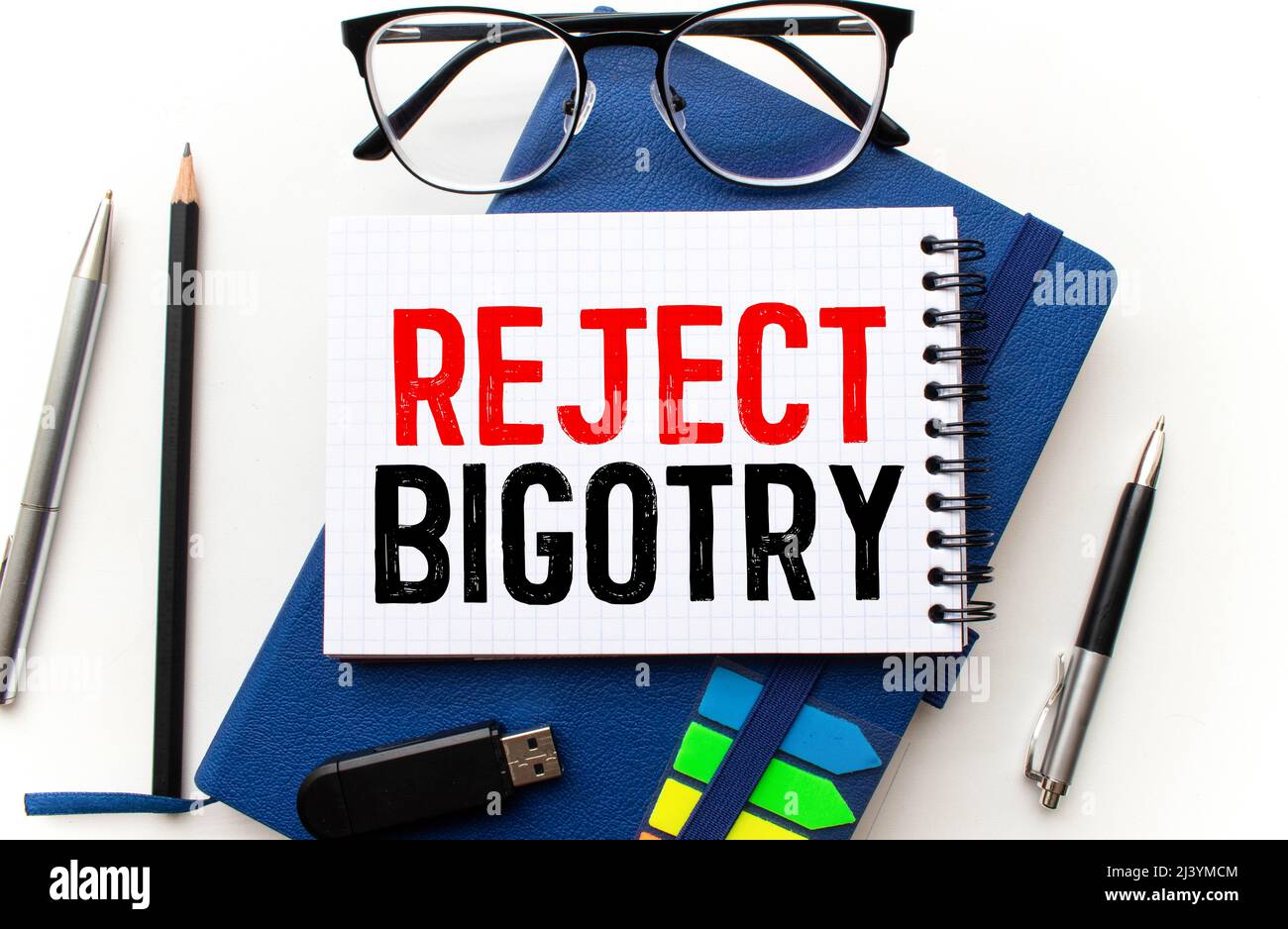 Text verhindern Bigotry in Blau unter einem Drahtgeflecht geschrieben Stockfoto