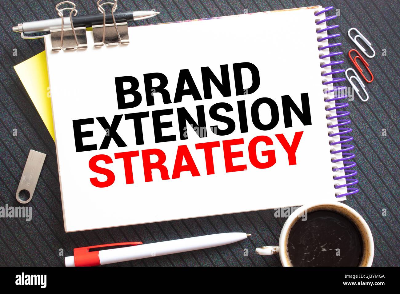 Branding Strategie Wort auf Tafel mit grüner Pflanze Stockfoto