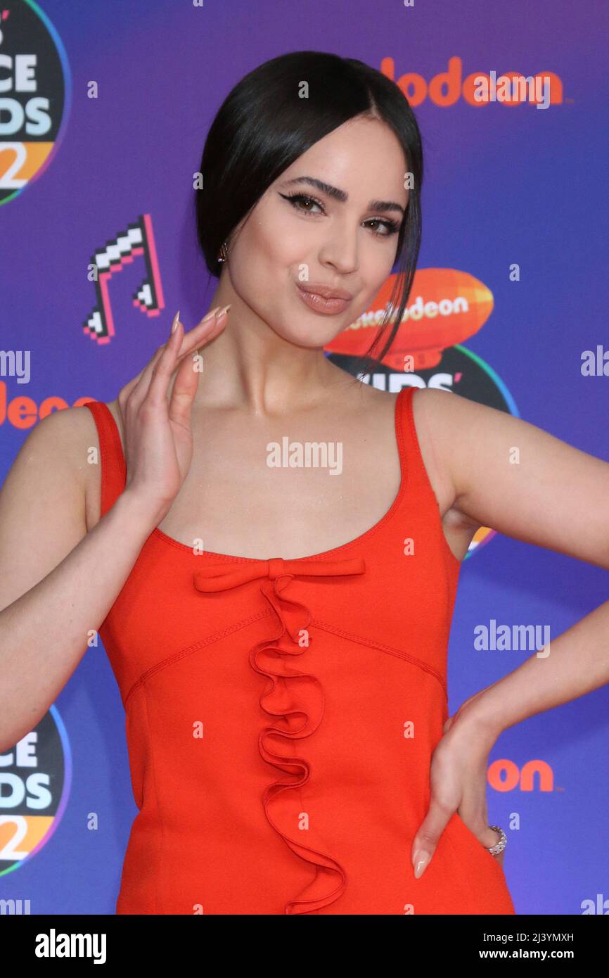 LOS ANGELES - APR 9: Sofia Carson bei den Kids Choice Awards 2022 bei Barker Hanger am 9. April 2022 in Santa Monica, CA Stockfoto