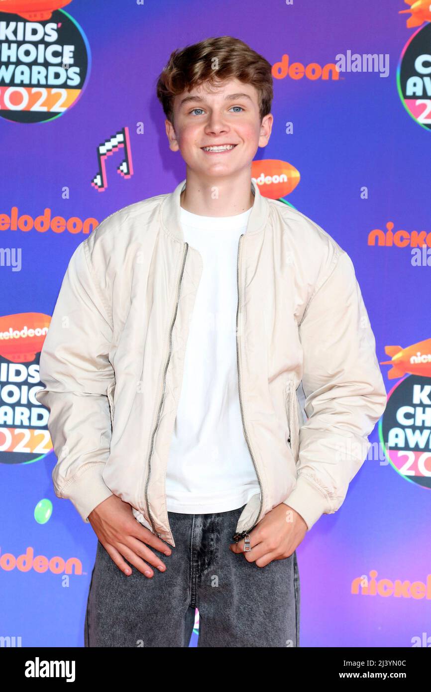 LOS ANGELES - APR 9: Mitchell Berg bei den Kids Choice Awards 2022 im Barker Hanger am 9. April 2022 in Santa Monica, CA Stockfoto