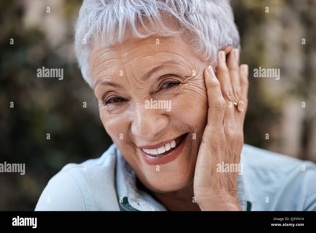 Diese arent Falten, nur Zeichen eines Lebens gut gelebt. Aufnahme einer älteren Frau im Garten zu Hause. Stockfoto