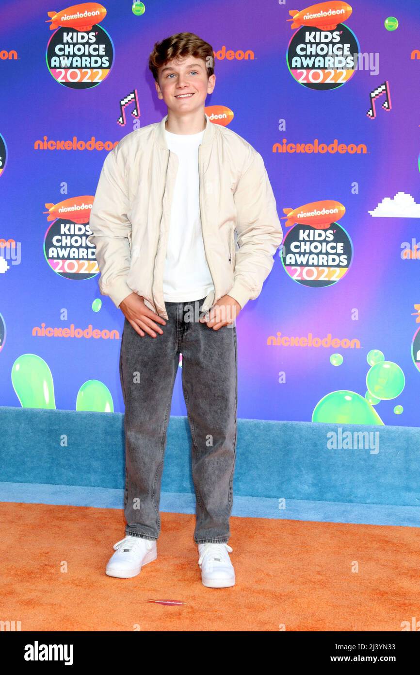 LOS ANGELES - APR 9: Mitchell Berg bei den Kids Choice Awards 2022 im Barker Hanger am 9. April 2022 in Santa Monica, CA Stockfoto