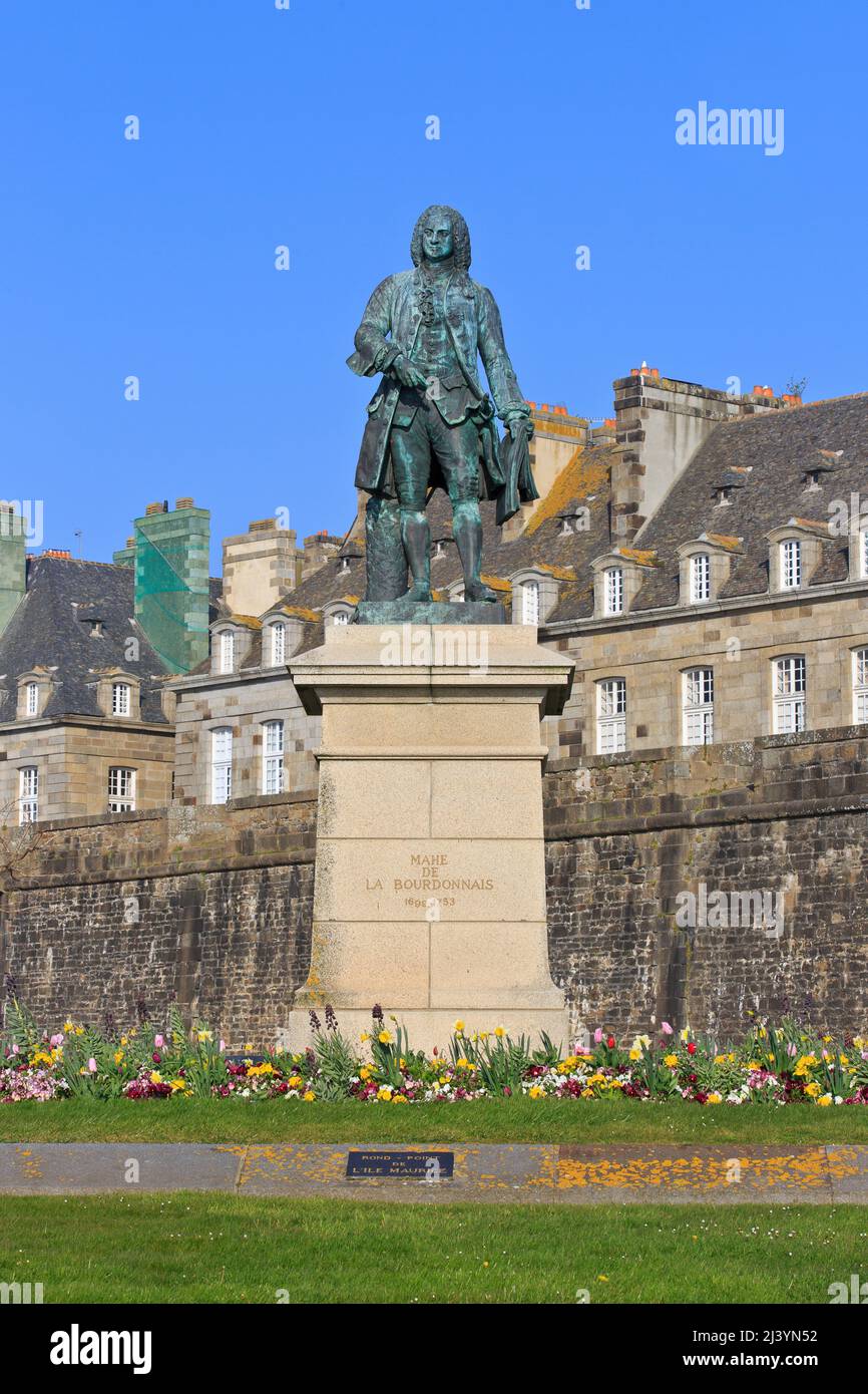 Denkmal für den französischen Marineoffizier und Kolonialverwalter Bertrand-Francois Mahé, comte de La Bourdonnais (1699-1753) in Saint-Malo, Frankreich Stockfoto