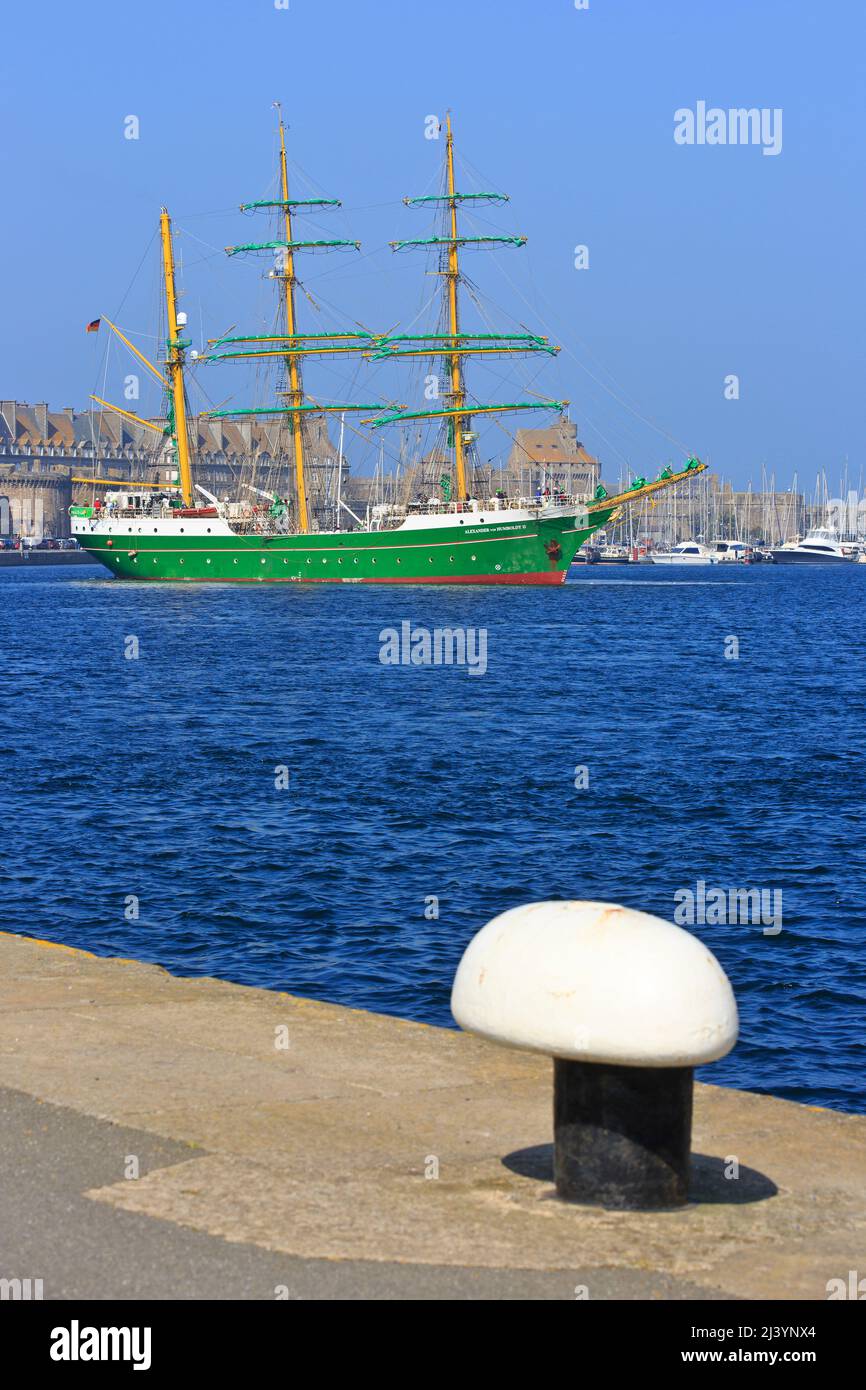 Die deutsche Dreimastbarke Alexander von Humboldt II. In Saint-Malo in der Bretagne, Frankreich Stockfoto