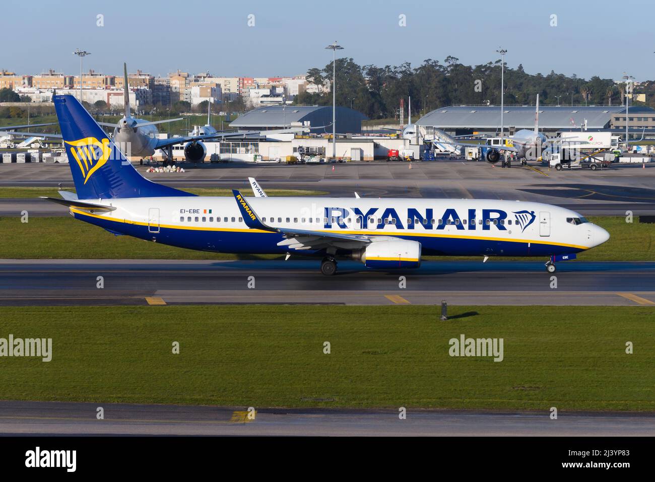 Ryanair Boeing 737 rollt am Flughafen Lissabon. Low-Cost-Fluggesellschaft mit 737 Flugzeugen. 737-800 Fluglinie der Ryanair-Fluggesellschaft. Stockfoto