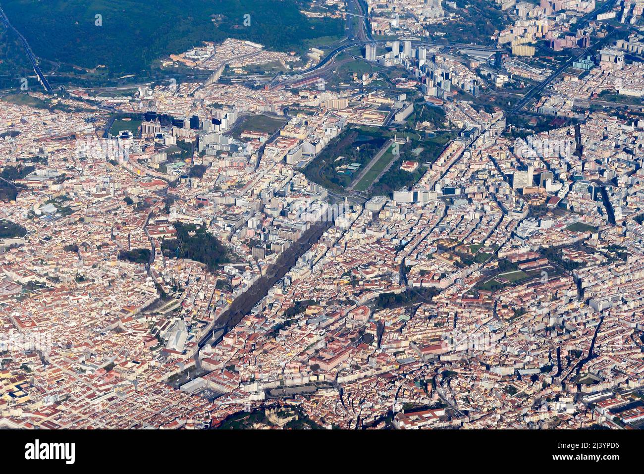 Lissabon-Luftaufnahme mit dem Boulevard Av. Da Liberdade, dem Marques do Pombal-Platz und dem Park Eduardo VII. Portugal Hauptstadt Lissabon von oben gesehen. Stockfoto