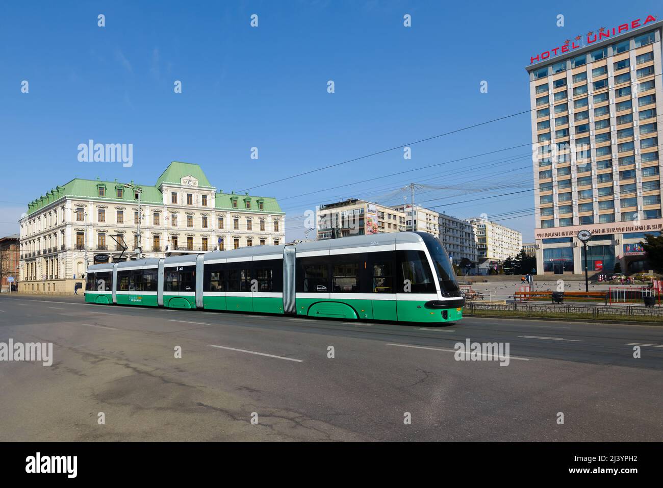 Unirii Platz in Iasi, Rumänien mit der Pesa 122NaJ Straßenbahn der CTP Iași. Modern Swing 122Na Straßenbahn und Union Square / Piata Unirii in Iași. Stockfoto