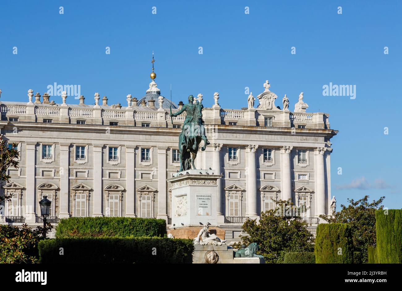 Denkmal für Philipp IV. (Brunnen von Philipp IV.), Denkmal für Philipp IV. Auf der Plaza de Oriente, dem Herzstück der façade des Königspalastes von Madrid Stockfoto