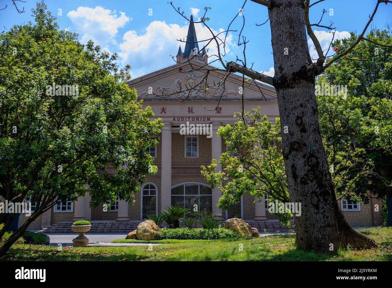 GUANGZHOU, CHINA - 10. APRIL 2022 - Ein Blick auf die evergrande Football School in Guangzhou, Provinz Guangdong, China, 10. April 2022. Evergrande Football Stockfoto