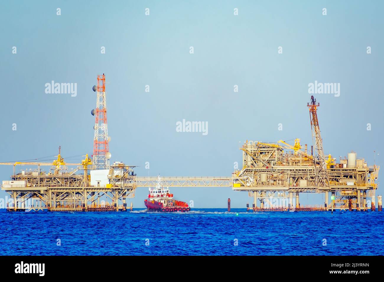 Das Boot Gol Runner nähert sich am 1. März 2022 einer Offshore-Erdgasanlage in der Nähe von Dauphin Island, Alabama. Gol Runner wurde 2006 gebaut. Stockfoto