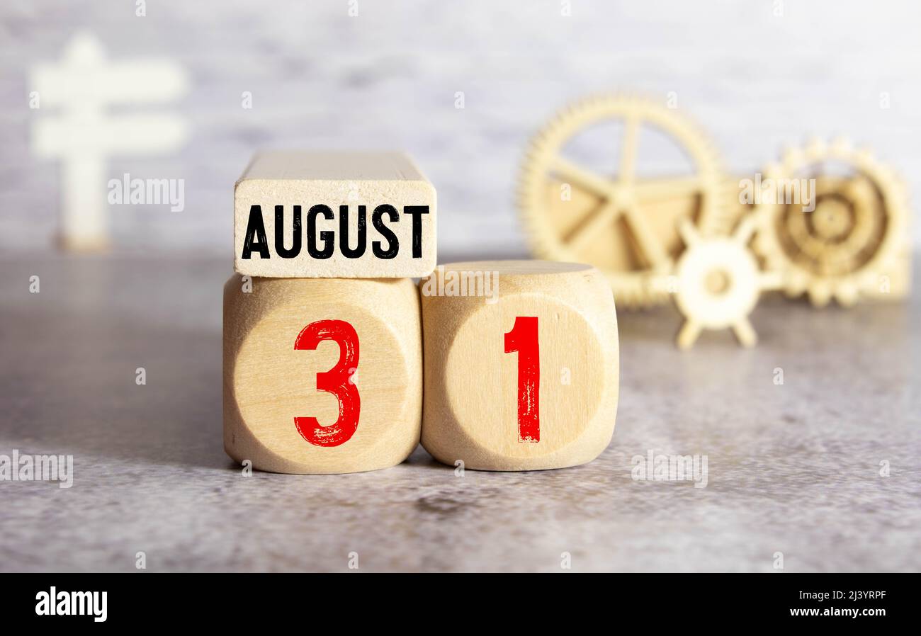 August 31, Datum im Kalender. Handgefertigter Holzwürfel mit Datum Monat und Tag. Planung für den Tag. Künstlerische Färbung. Selektiver Fokus. Stockfoto