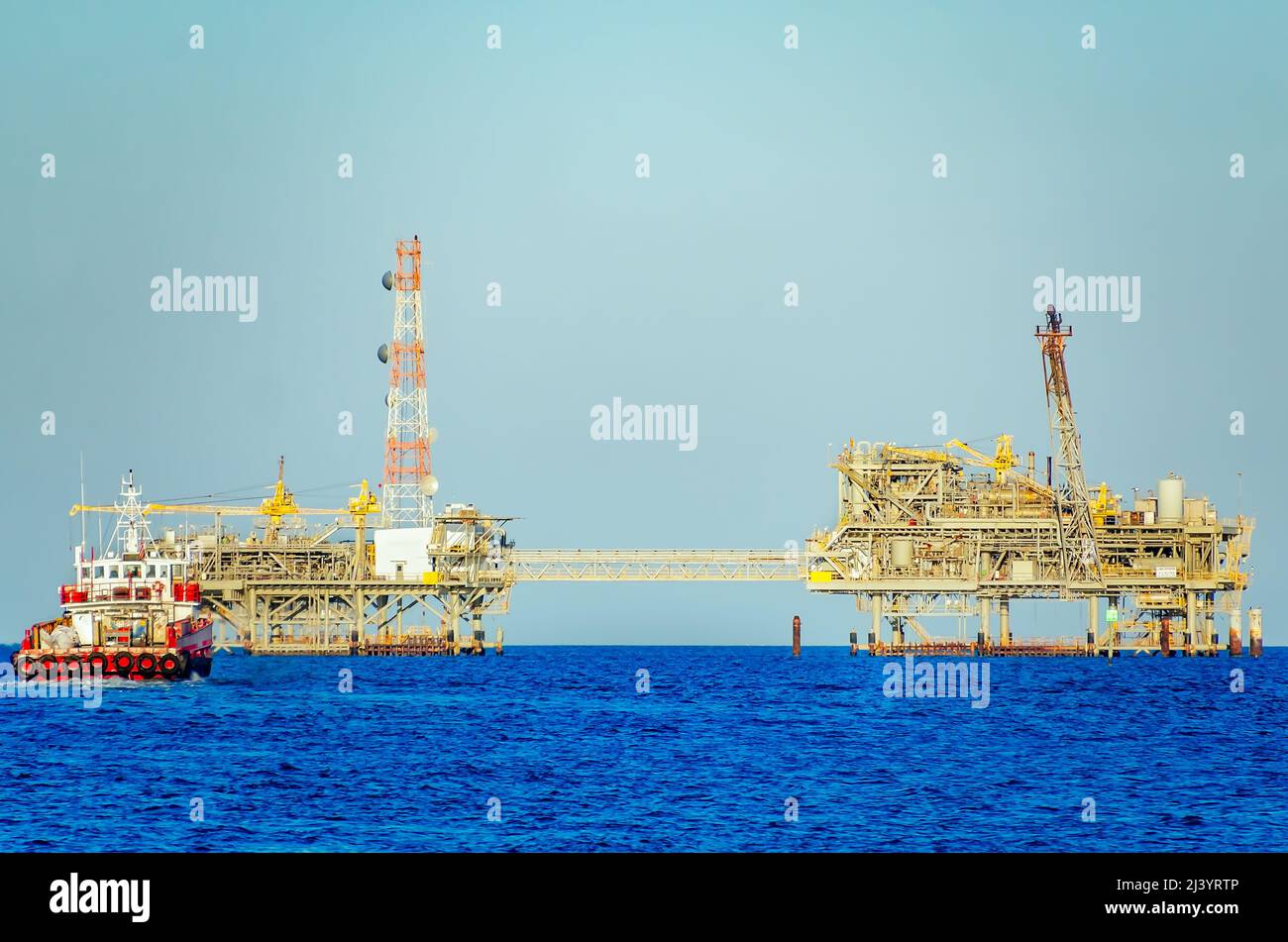 Das Boot Gol Runner nähert sich am 1. März 2022 einer Offshore-Erdgasanlage in der Nähe von Dauphin Island, Alabama. Gol Runner wurde 2006 gebaut. Stockfoto