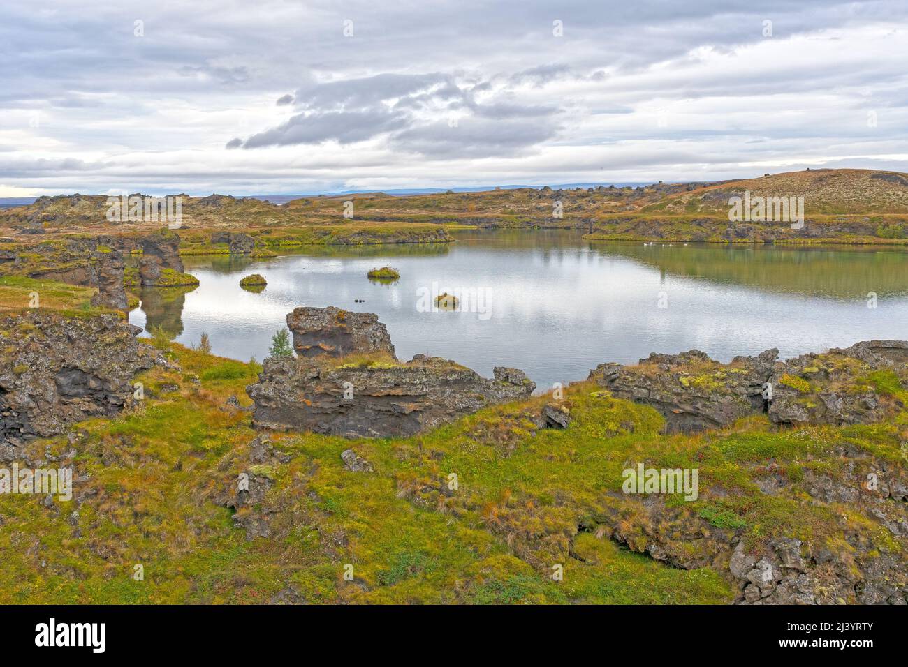 Ruhiger Teich in der Tundra im Frühherbst in der Nähe des Myvatn-Sees in Nordisland Stockfoto