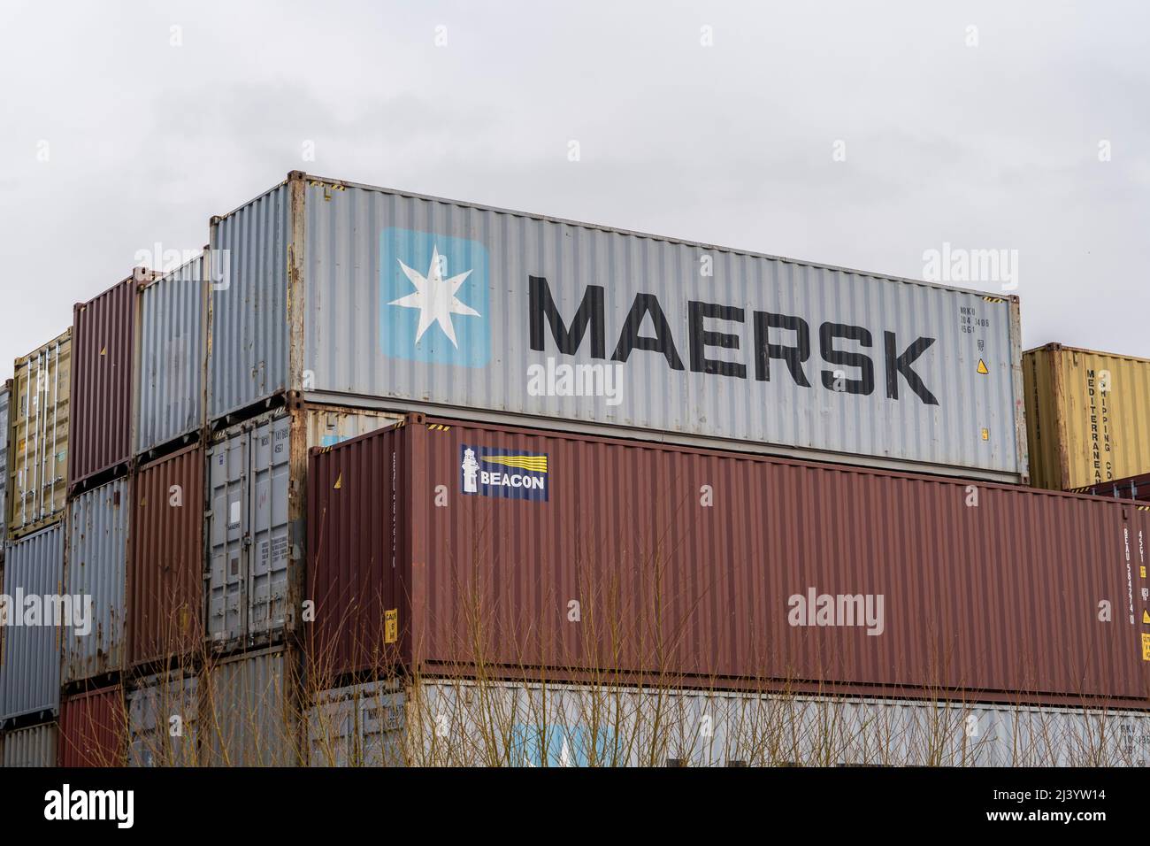 Stapel von Maersk-Containern im Hafen von Felixstowe, Suffolk, dem größten und verkehrsreichsten Containerhafen im Vereinigten Königreich. Stockfoto