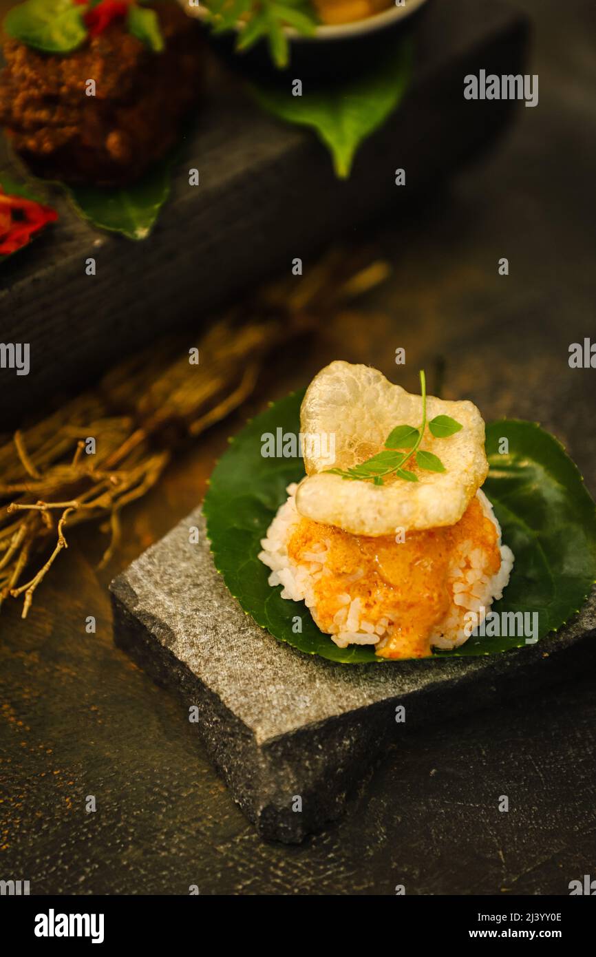 Padangnese Gericht mit Reis mit Curry Sauce und Cracker in Haute Cuisine Stil Stockfoto